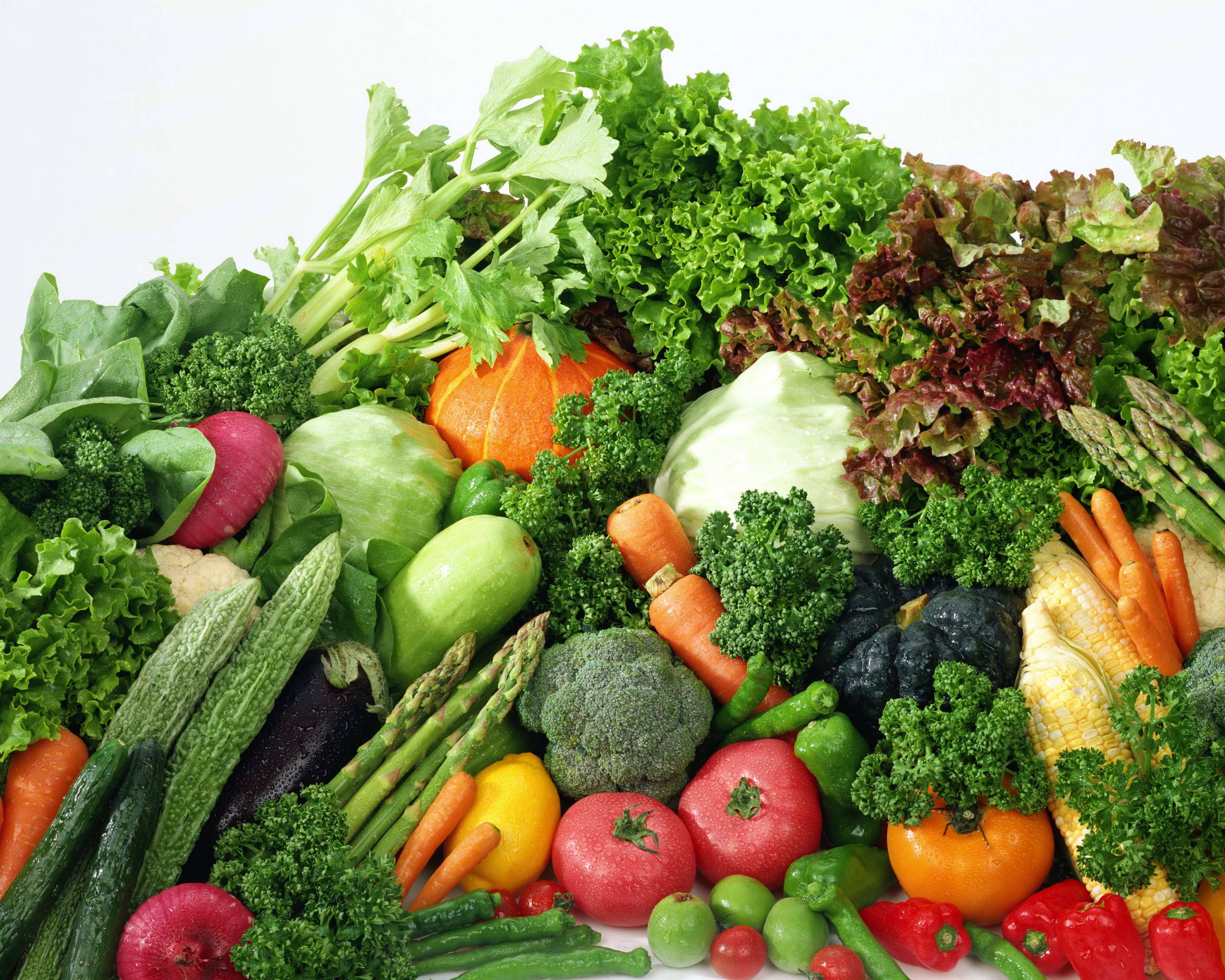 Vegetable 桌布 壁紙 — 一堆新鮮色彩繽紛的蔬菜，包括生菜、紅蘿蔔、西蘭花和番茄，整齊排列在潔淨的白色背景上。