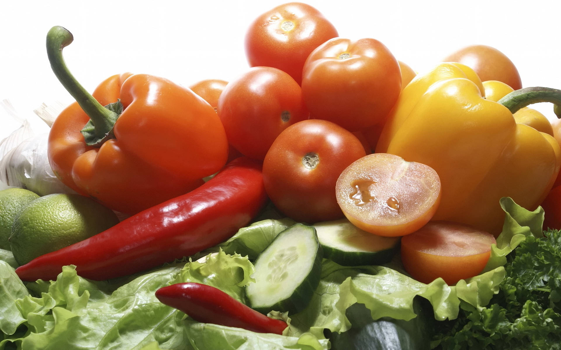 Vegetable 桌布 壁紙 — 一堆新鮮蔬菜，包括番茄、甜椒、青瓜和生菜，在明亮的白色背景上色彩繽紛。