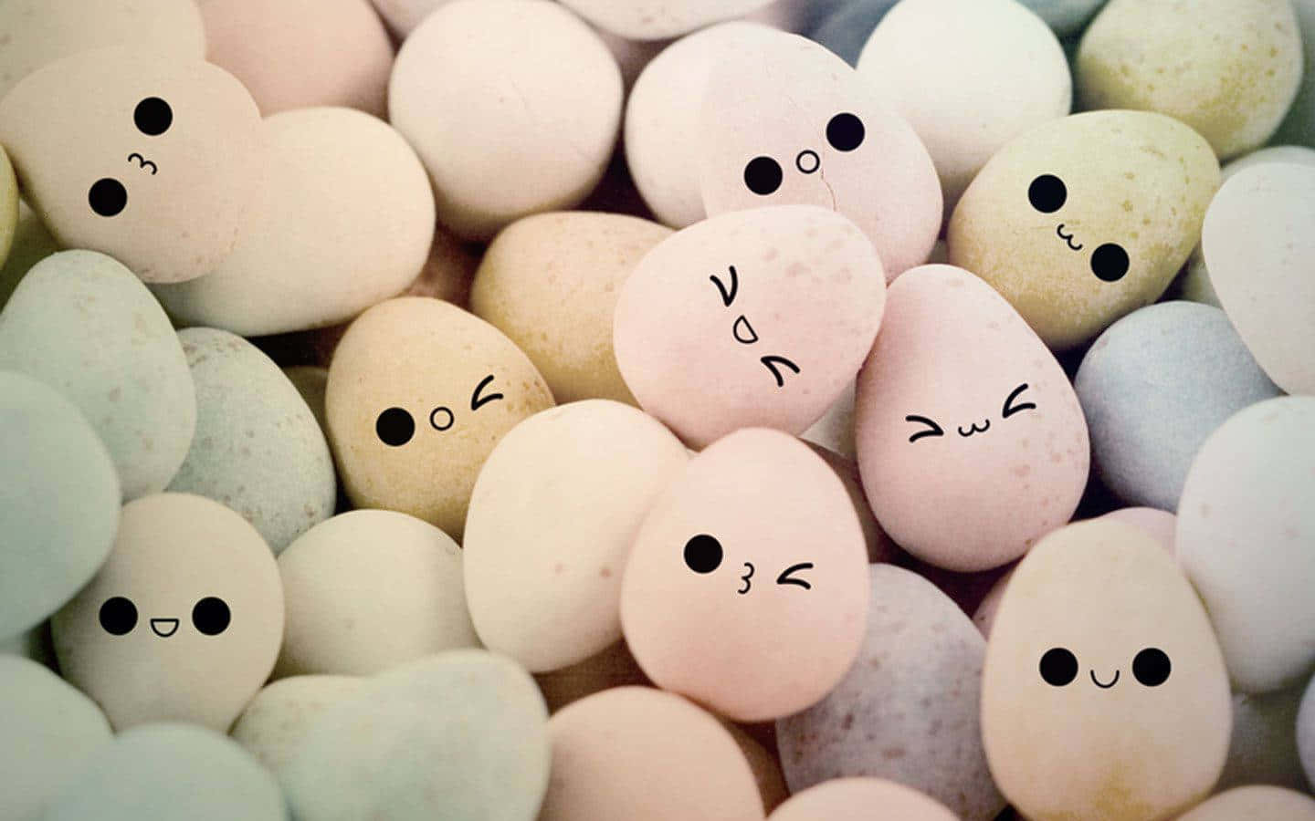 Eggs 桌布 壁紙 — 一堆柔和色調的雞蛋，上面有可愛的手繪臉孔，展現各種俏皮表情。