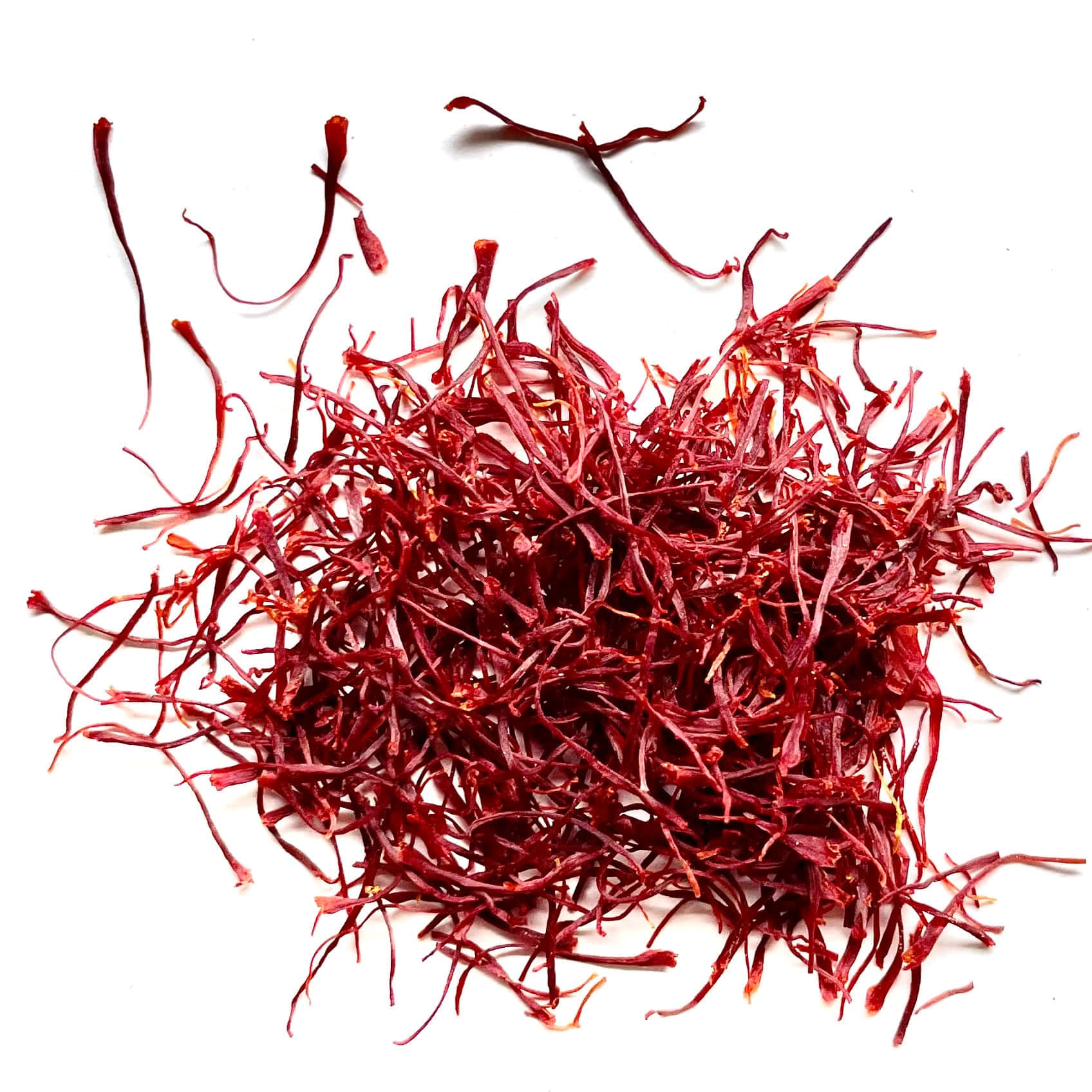 Saffron 桌布 壁紙 — 一堆深紅色藏紅花絲散落在純白背景上，色彩鮮明。