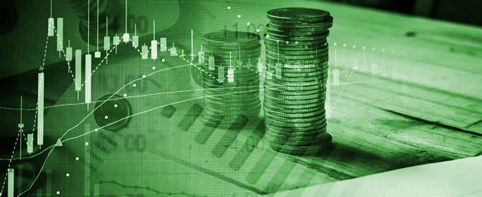 Green Finance 桌布 壁紙 — 一堆硬幣放在木質表面上，上面覆蓋著發光的綠色金融圖表和圖形。