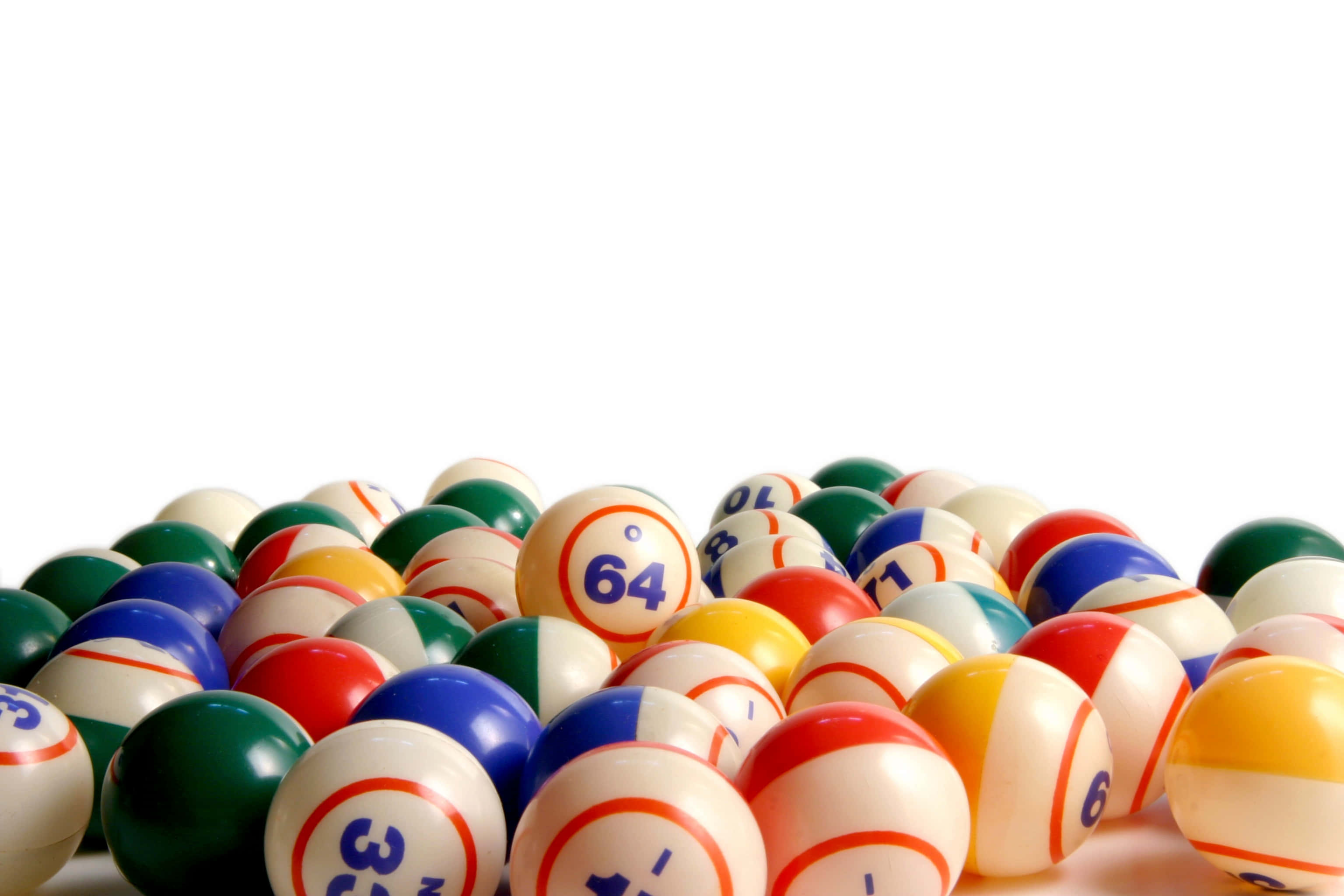 Bingo 桌布 壁紙 — 一堆色彩繽紛、帶有數字的桌球，散落在純白背景上。