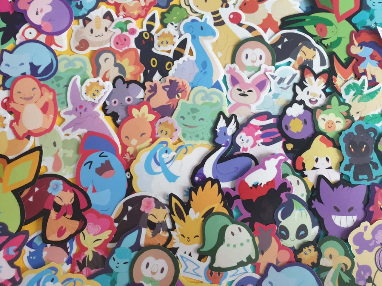 Pokemon Stickers 桌布 壁紙 — 一堆色彩繽紛嘅寵物小精靈角色貼紙，密集重疊，形成一個充滿活力同玩味嘅拼貼。