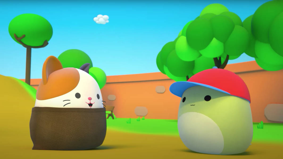 一堆色彩繽紛的Squishmallows毛絨玩具 壁紙 — 兩個可愛的卡通角色，一個在麻袋裡的貓咪和一個戴著帽子的圓形生物，站在一個明亮風格化的戶外場景中，有綠樹和橙色牆壁。