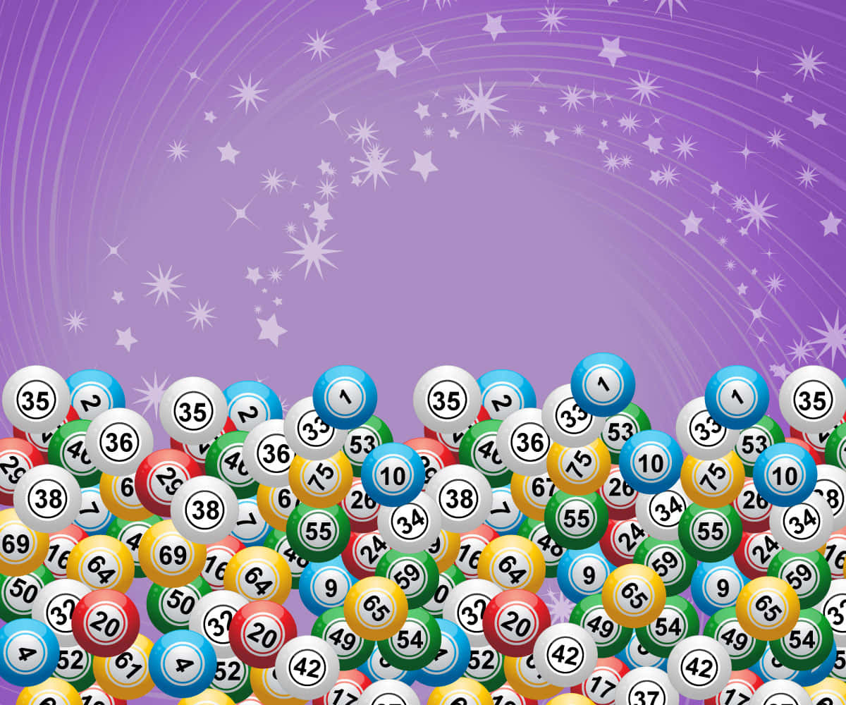 Bingo 桌布 壁紙 — 一堆色彩繽紛的彩票球，數字在紫色星空背景上旋轉，充滿活力。