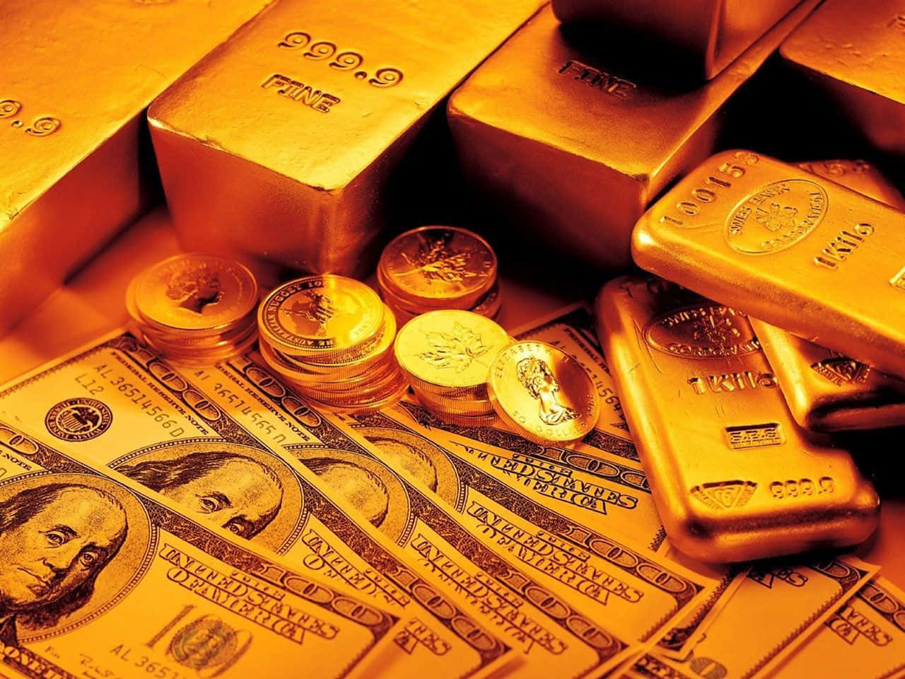 Rich 桌布 壁紙 — 一堆閃閃發光的金條、硬幣和美元鈔票沐浴在溫暖的金色光芒中。