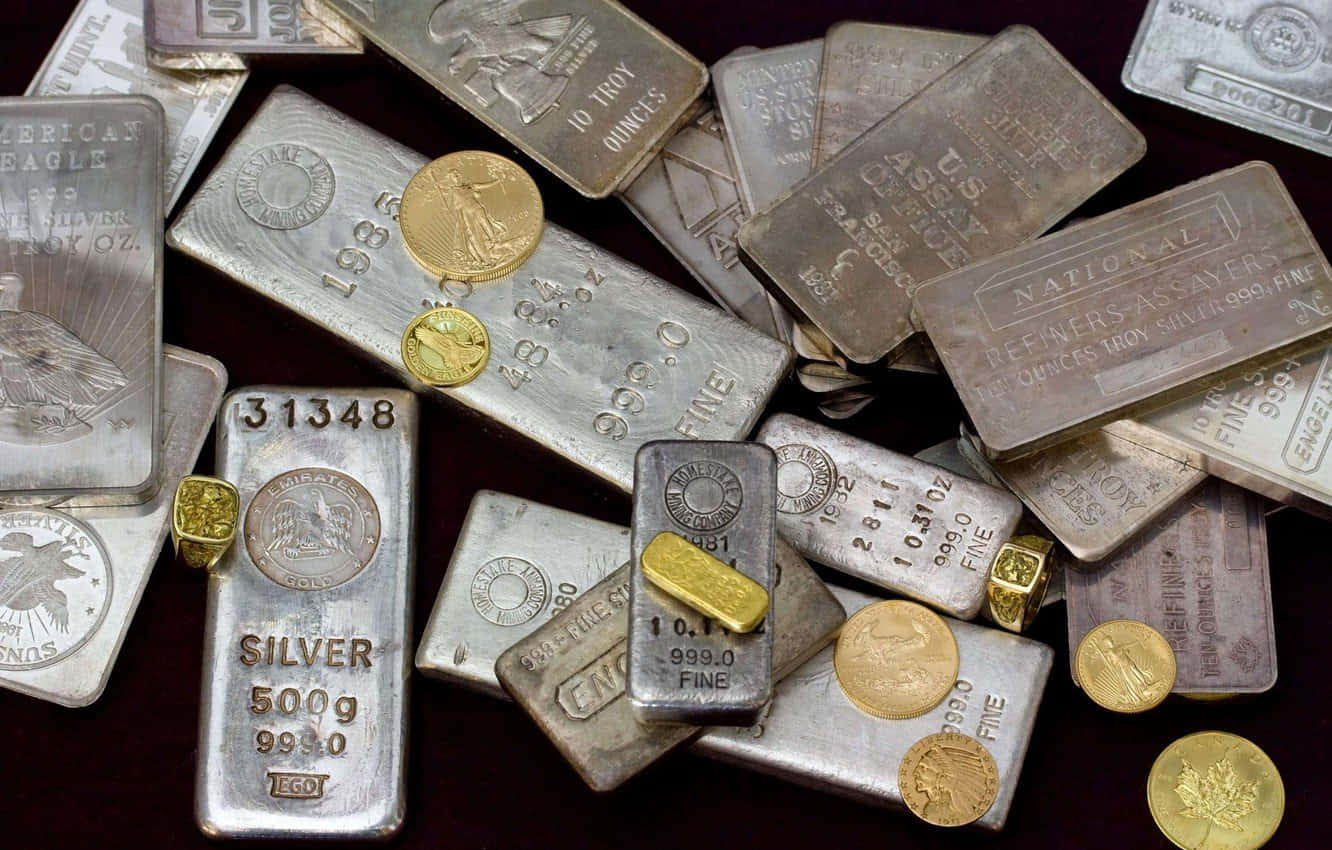 銀色 桌布 壁紙 — 一堆雜亂的銀條和金條、硬幣，帶有雕刻標記和不同重量。