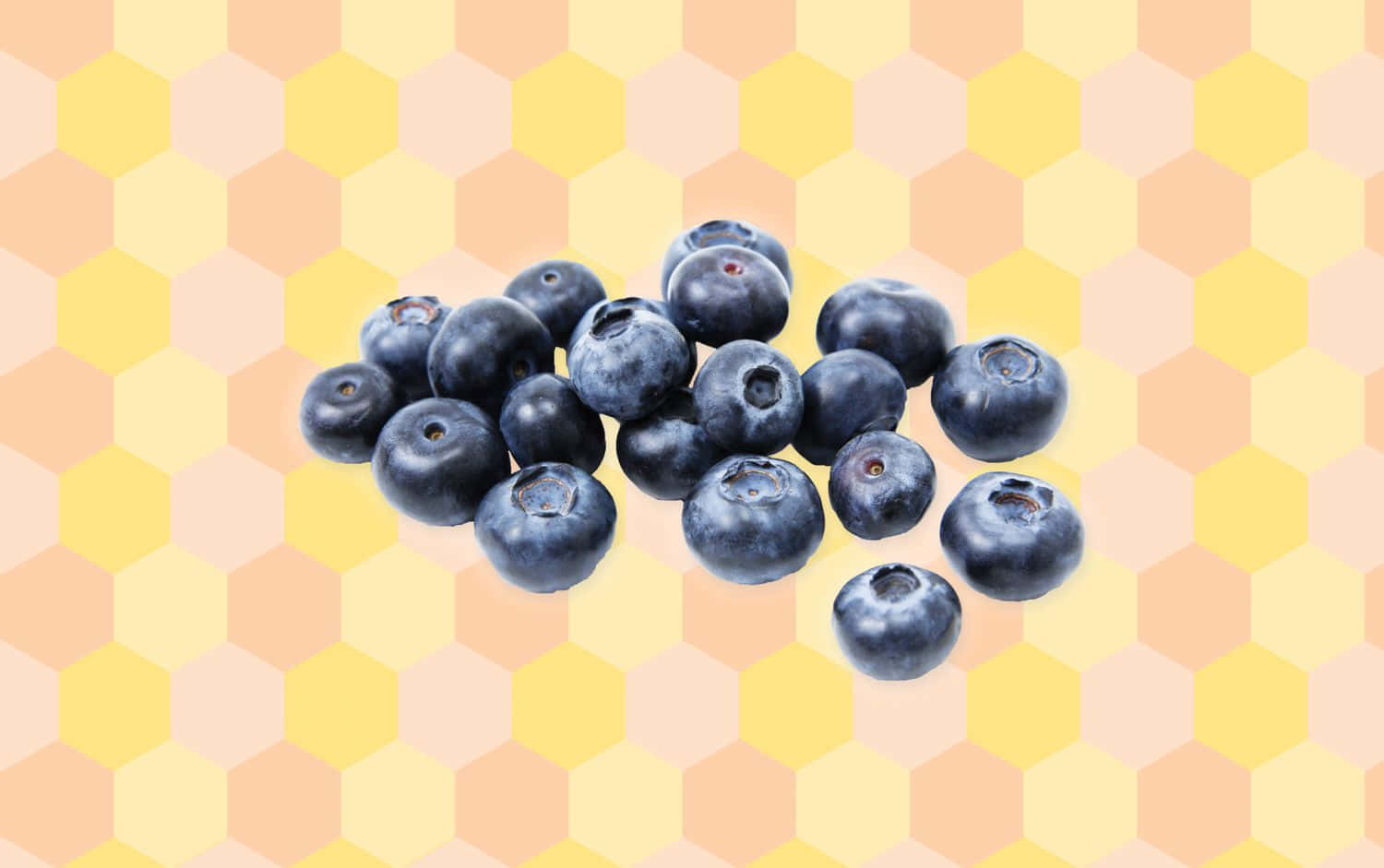 Blueberry 桌布 壁紙 — 一堆飽滿的深色藍莓放在柔軟的黃色六邊形圖案背景上。