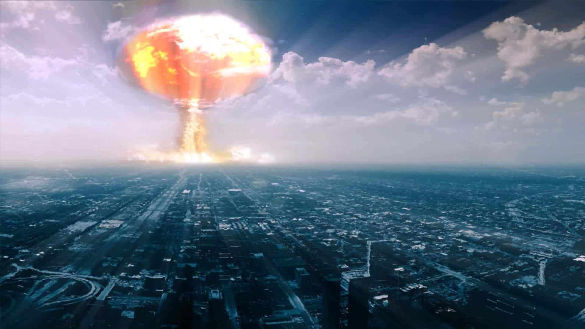Fallout Nuke 桌布 壁紙 — 一場大規模核爆炸在廣闊的城市景觀上空爆發，在陰雲密布的天空中投射出橙色光芒。
