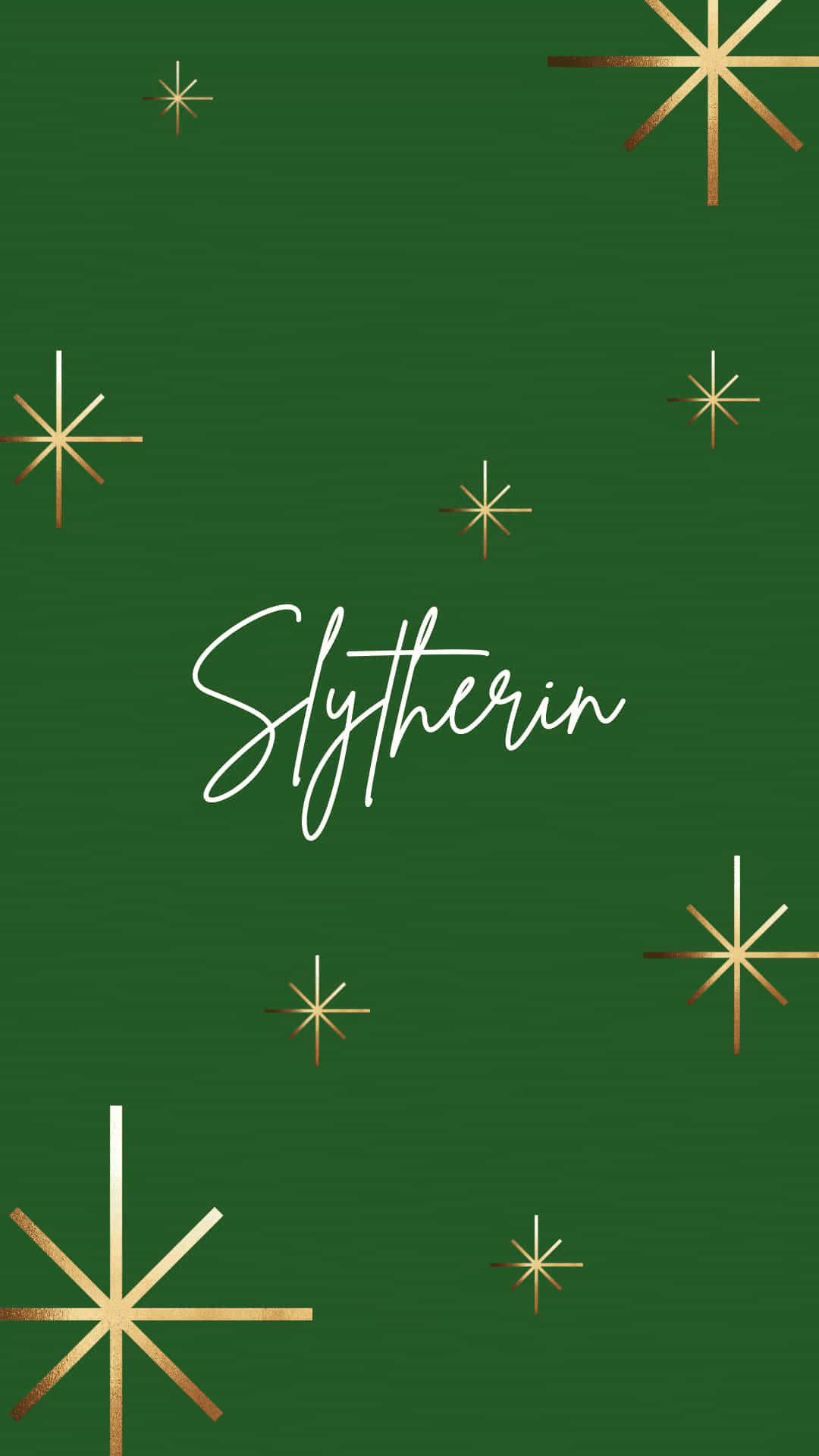 深綠色背景，帶有金色星爆和白色字體的Slytherin字樣。