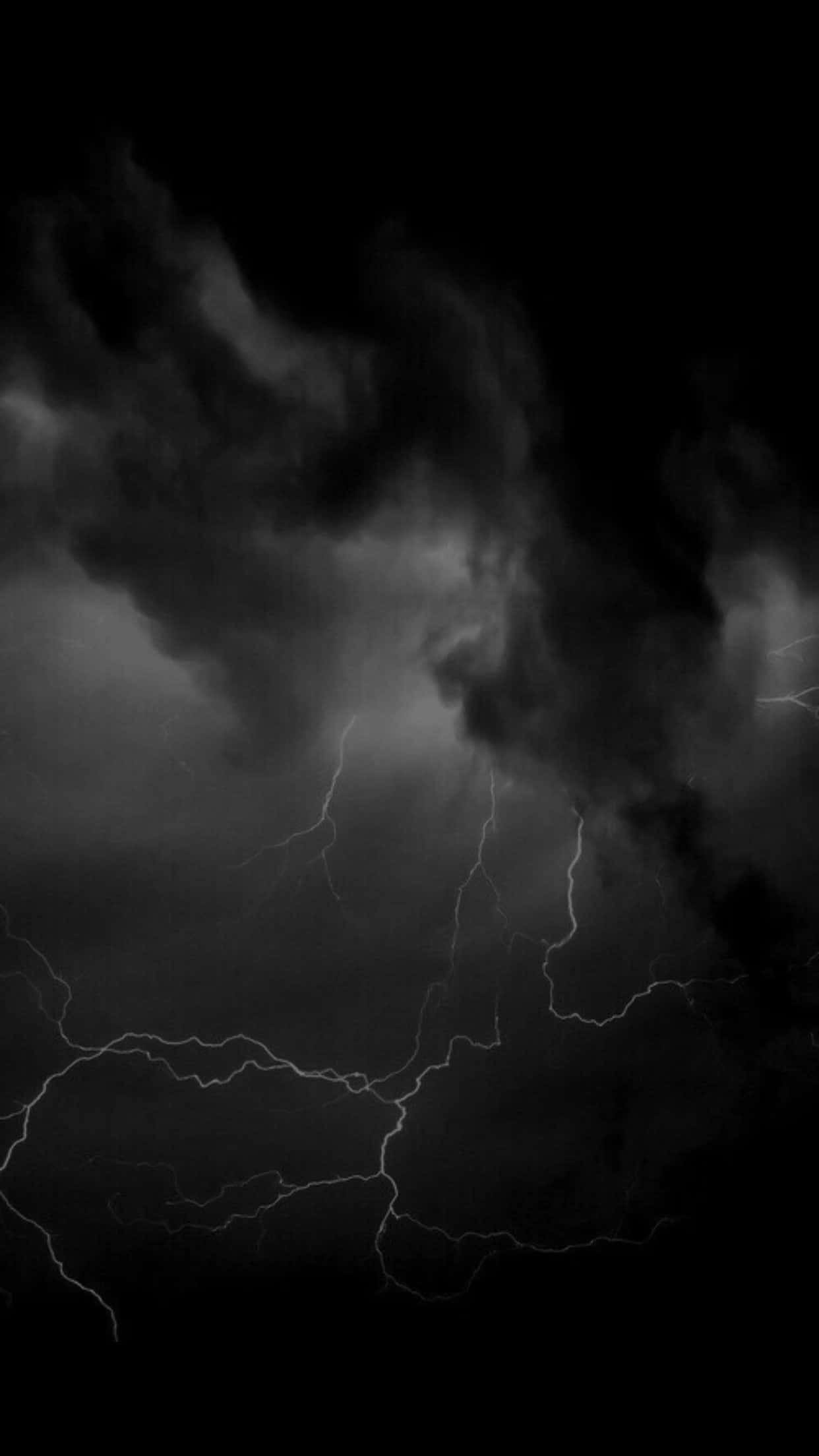 Black And White Storm 桌布 壁紙 — 一場戲劇性的單色風暴，鋸齒狀閃電照亮了黑色天空中旋轉的烏雲。