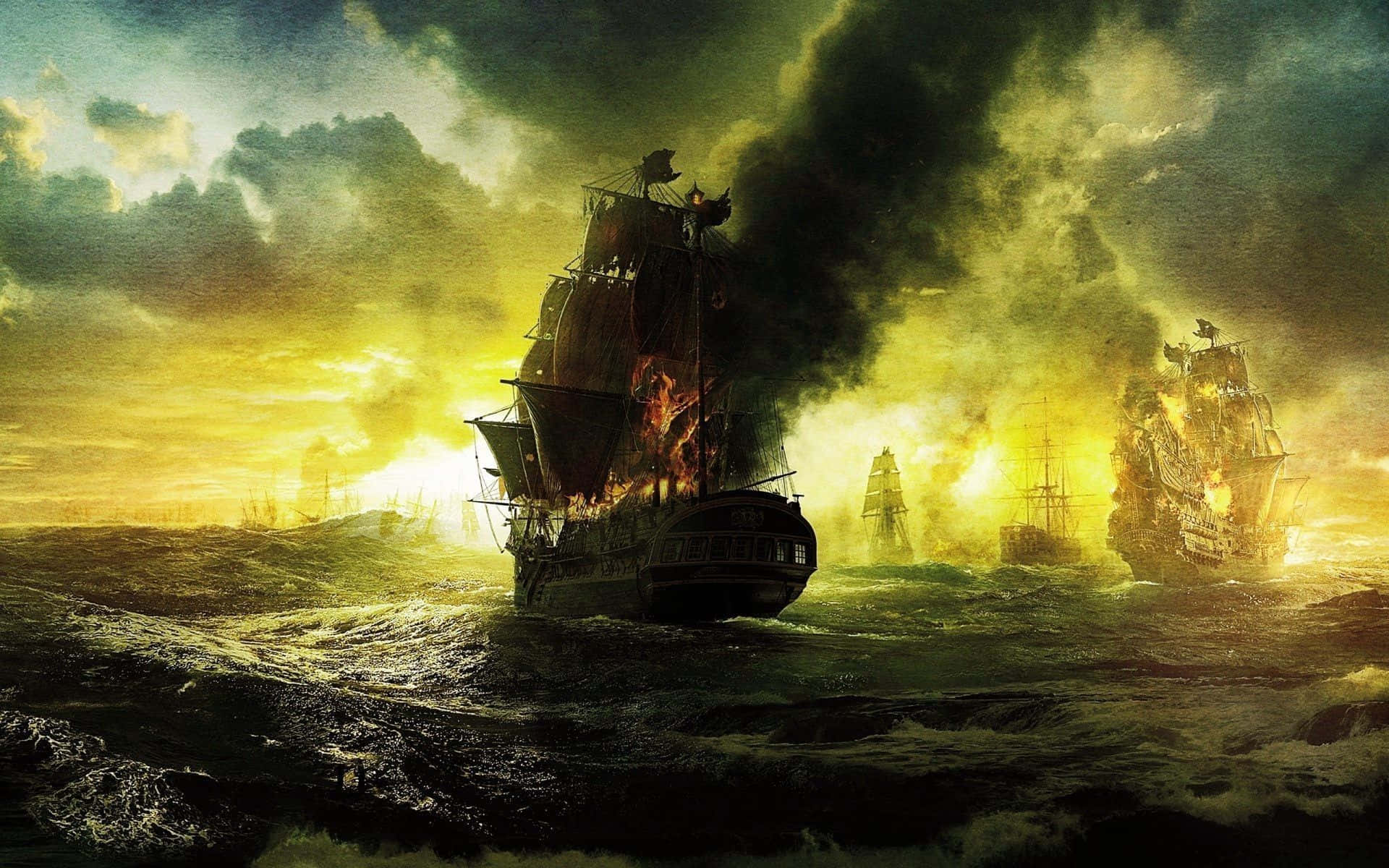 Pirates Of The Caribbean 桌布 壁紙 — 一場戲劇性的海戰展開，船隻在金色夕陽天空下的洶湧大海中猛烈燃燒。