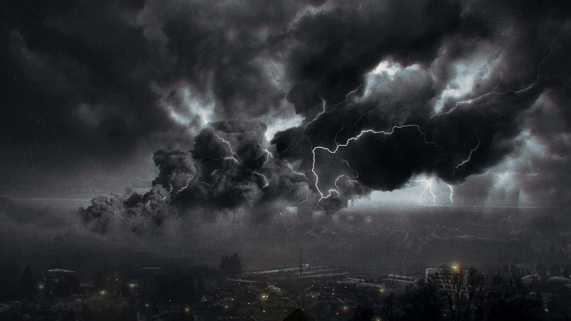 Thunderstorm 桌布 壁紙 — 一場戲劇性的雷暴在城市景觀上空肆虐，閃電照亮了黑暗的暴風雲。