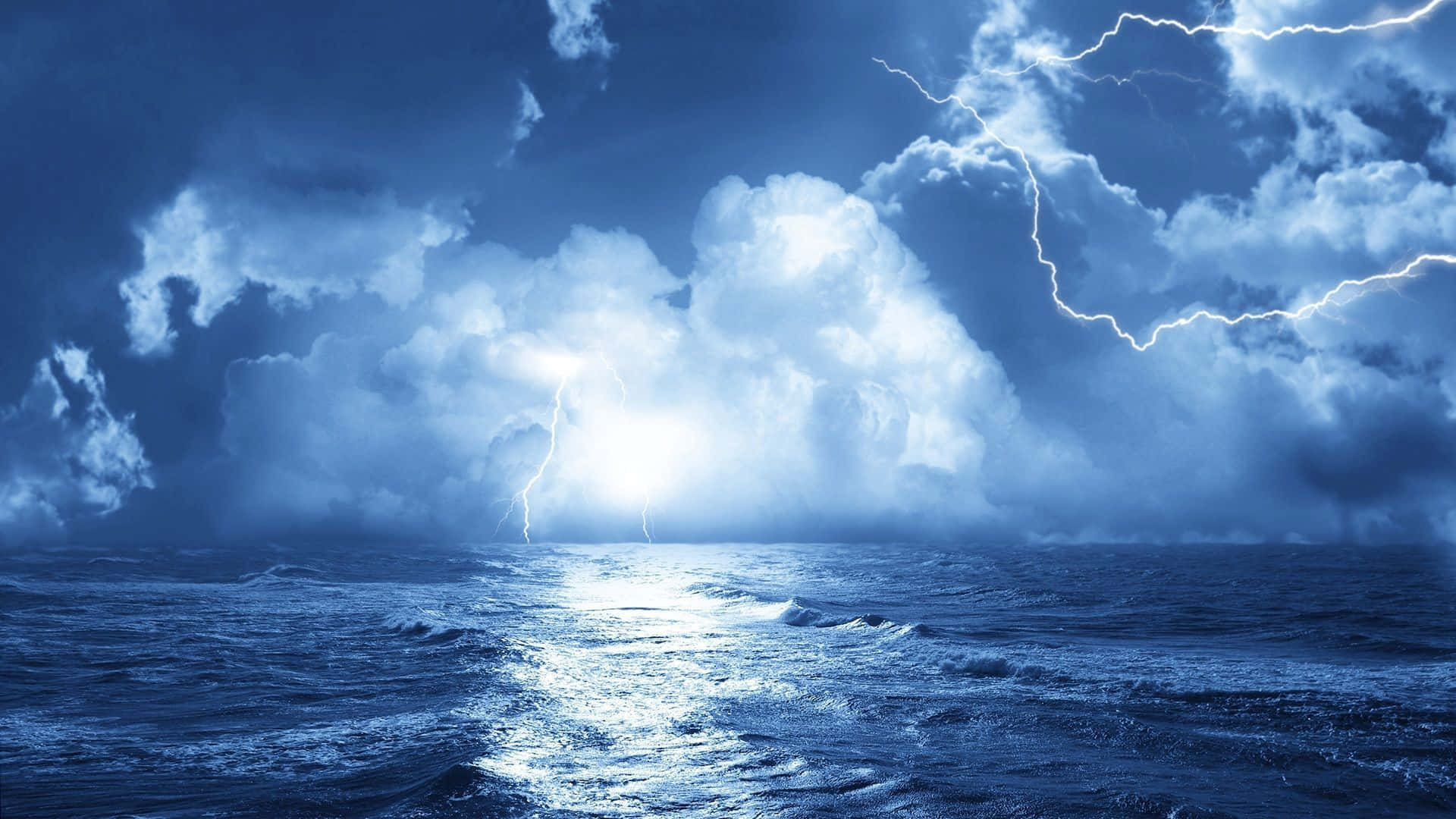 Thunderstorm 桌布 壁紙 — 一場戲劇性的風暴在波濤洶湧的海洋上肆虐，生動的閃電照亮了烏雲和翻騰的海浪。