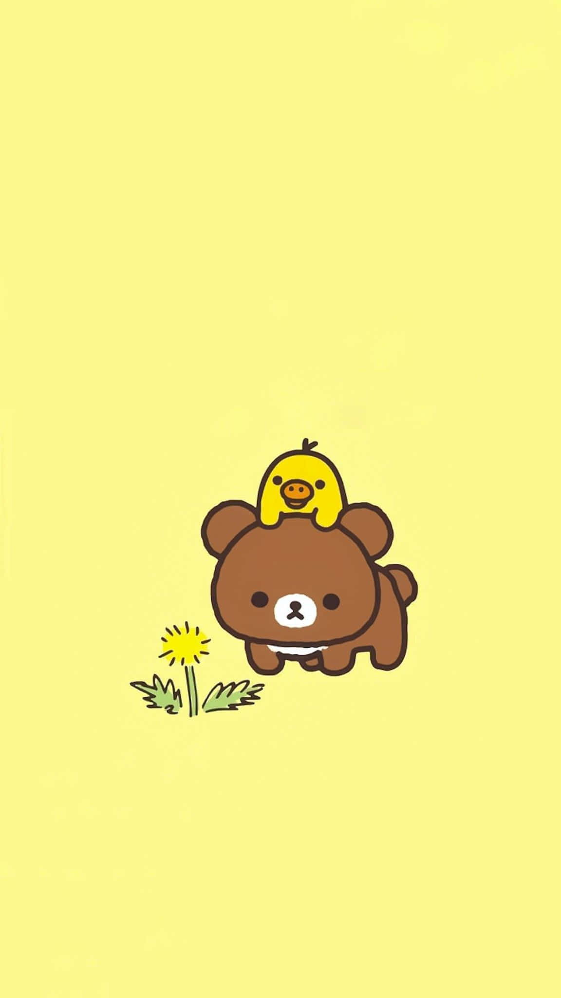 一場溫馨的可愛Rilakkuma泰迪熊時光 壁紙 — 一隻可愛的棕色小熊，頭頂站著一隻黃色小雞，站在蒲公英旁邊，背景是柔和的黃色。