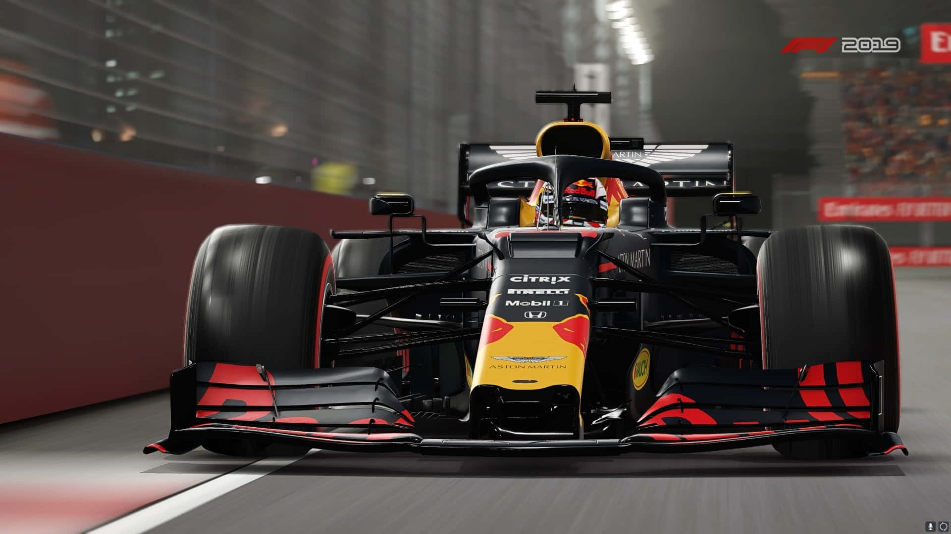 一場速度與激情的F1賽車體驗 — F1 2019 壁紙 — 一輛紅牛車隊的一級方程式賽車在濕滑的市區賽道上飛馳，背景是模糊的體育場燈光。