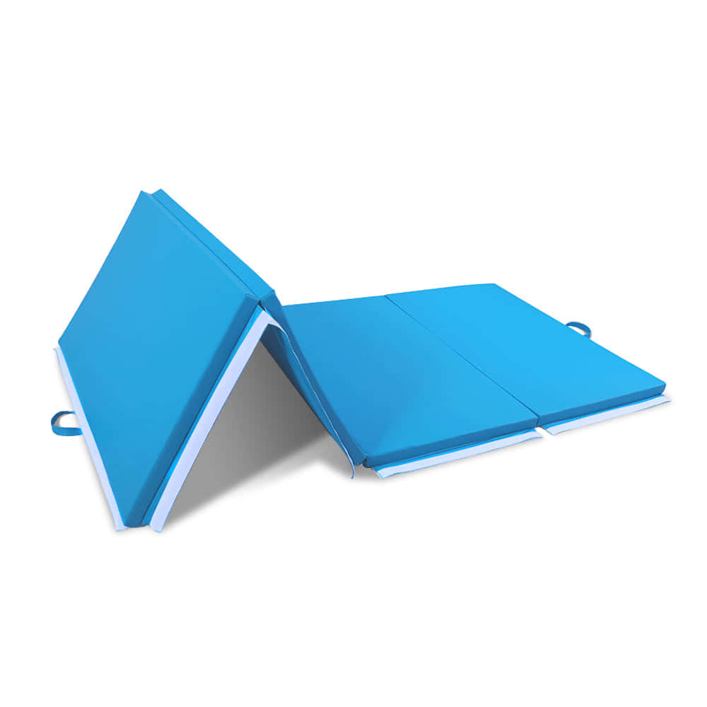 Gymnastics Mat 桌布 壁紙 — 一塊亮藍色可摺疊體操墊，帶白色邊緣和手提環，置於潔白背景上。