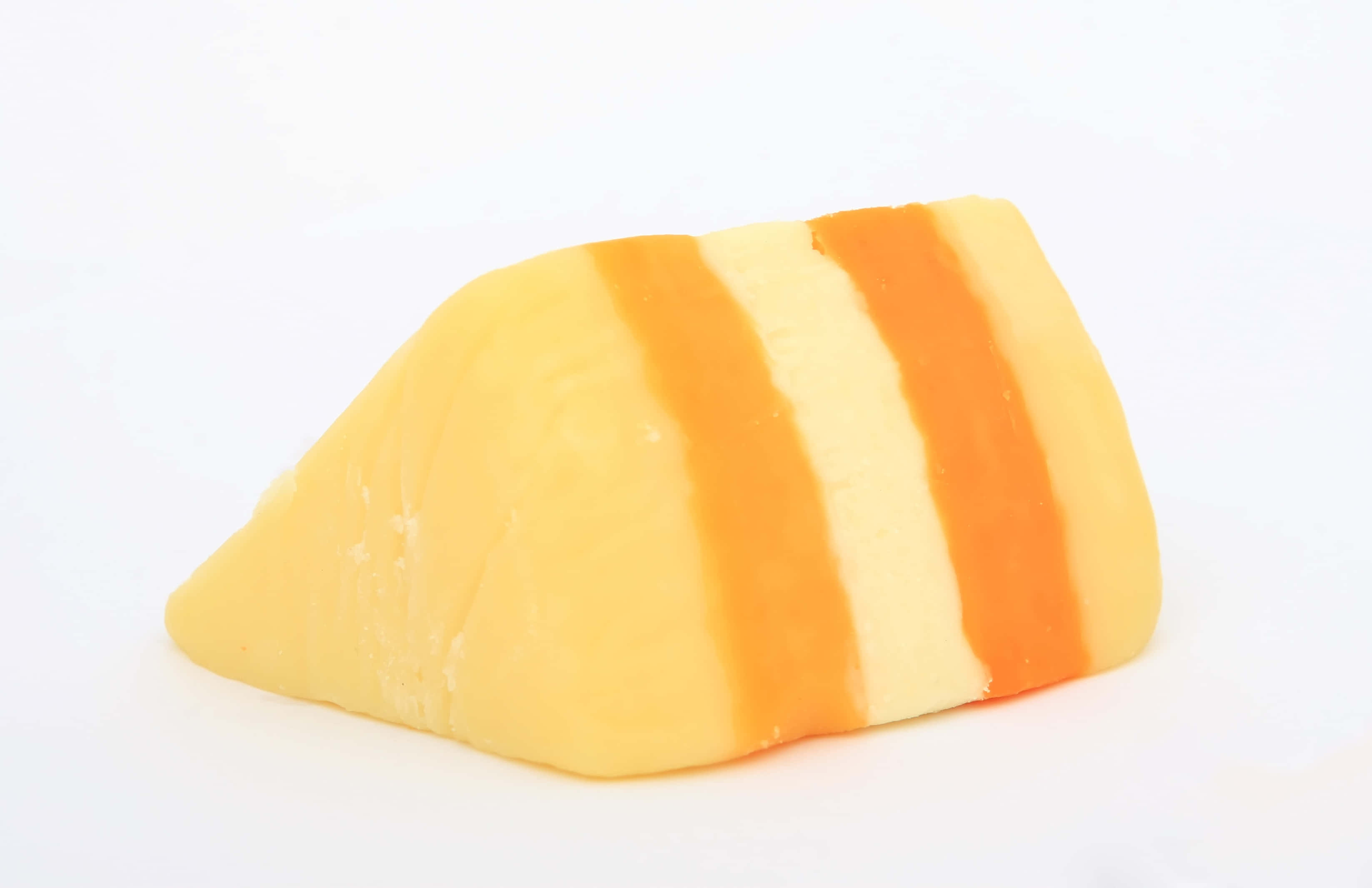 Cheese 桌布 壁紙 — 一塊帶有黃色和橙色交替條紋的芝士楔形塊，孤立地放在純白色背景上。