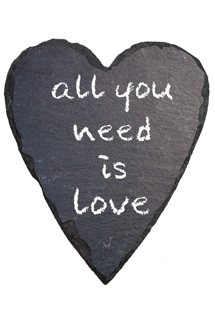 心形 桌布 壁紙 — 一塊深灰色心形石板，上面用白色粉筆寫著 all you need is love。