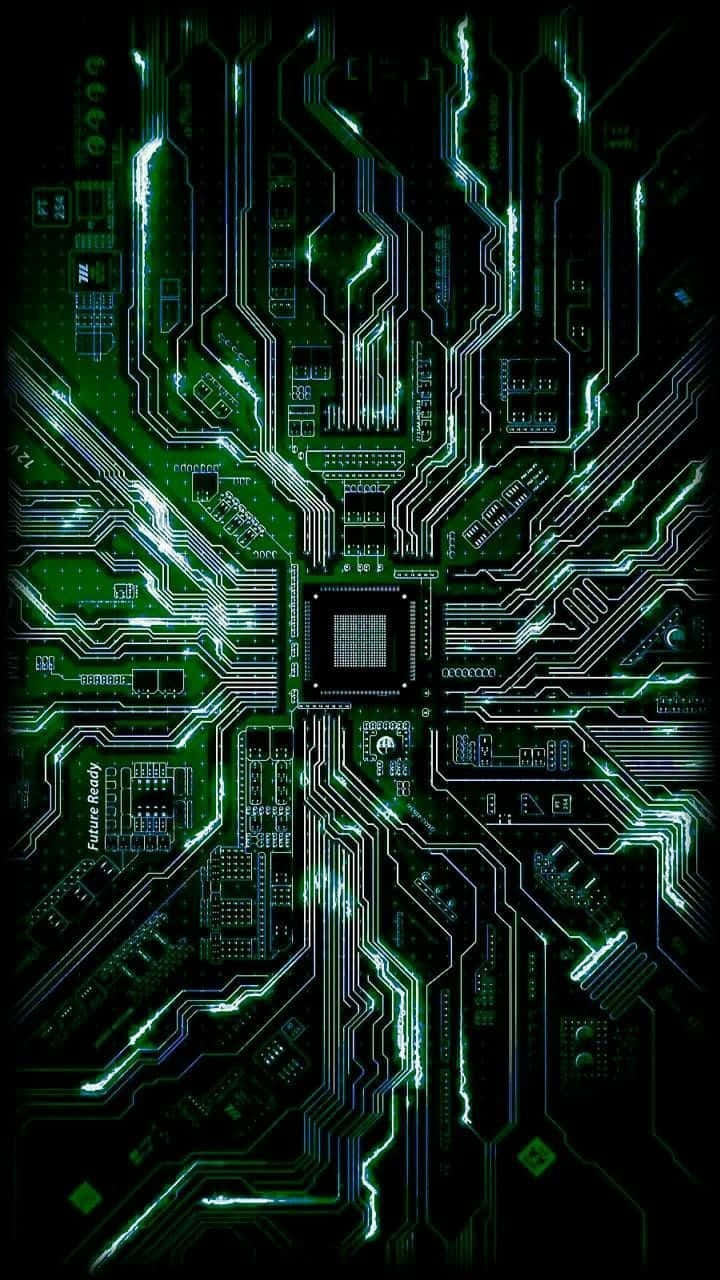 壁紙 — 一塊發光的綠色電路板，帶有複雜的路徑和中央芯片，在黑色背景下散發出未來科技能量。