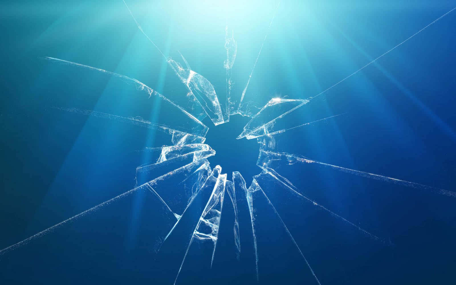 Broken Glass 桌布 壁紙 — 一塊破碎的玻璃表面，中央裂縫中迸發出耀眼的藍色光束。