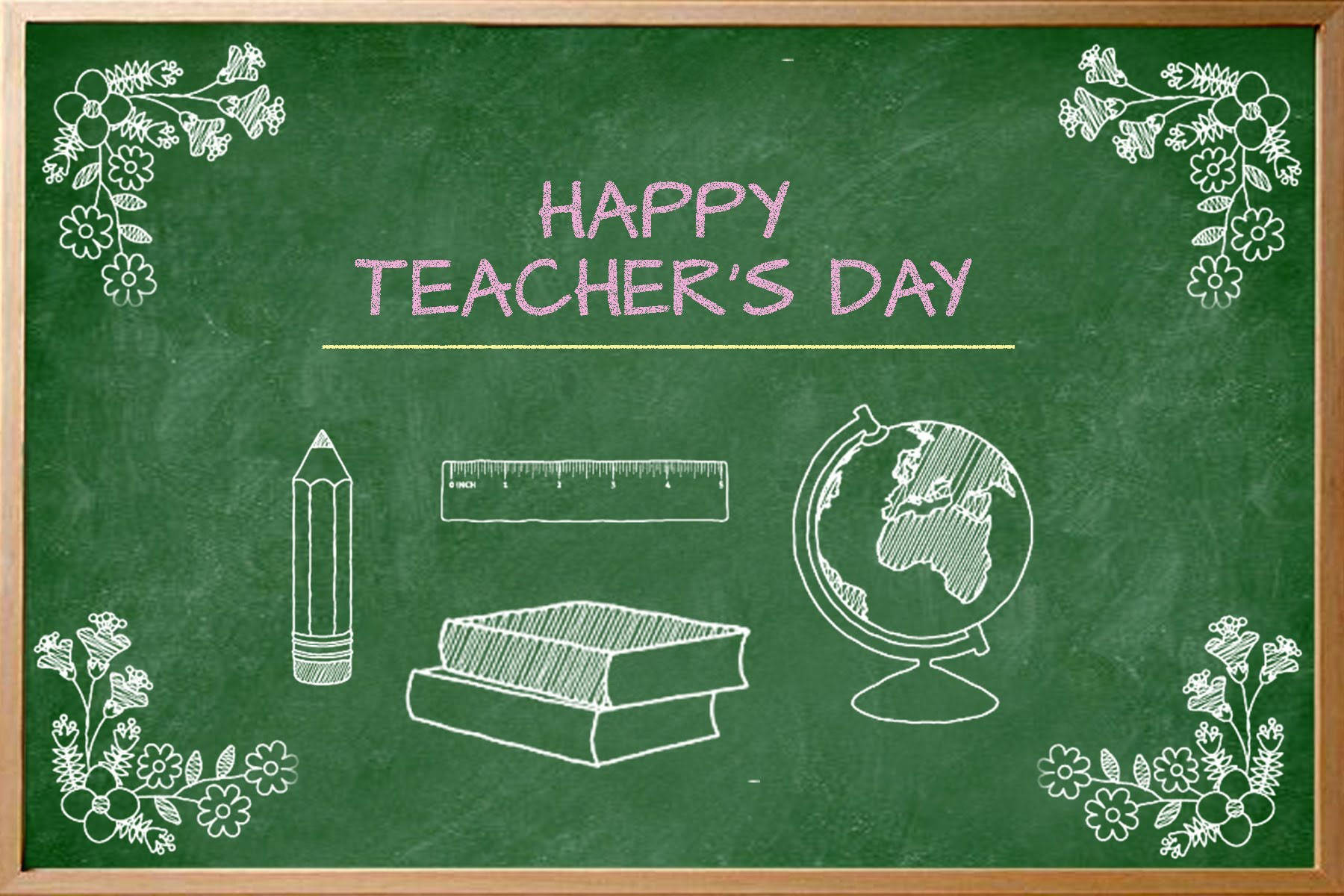 Happy Teachers Day 桌布 壁紙 — 一塊綠色黑板，裝飾著白色粉筆繪畫的花朵、書本、地球儀、鉛筆和尺子，並用粉紅色粉筆寫上「happy teacher's day」的訊息。