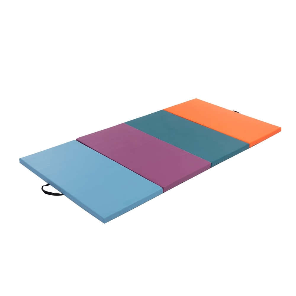 Gymnastics Mat 桌布 壁紙 — 一塊色彩繽紛的分段泡沫墊，藍色、紫色、青綠色和橙色，平放在白色背景上。