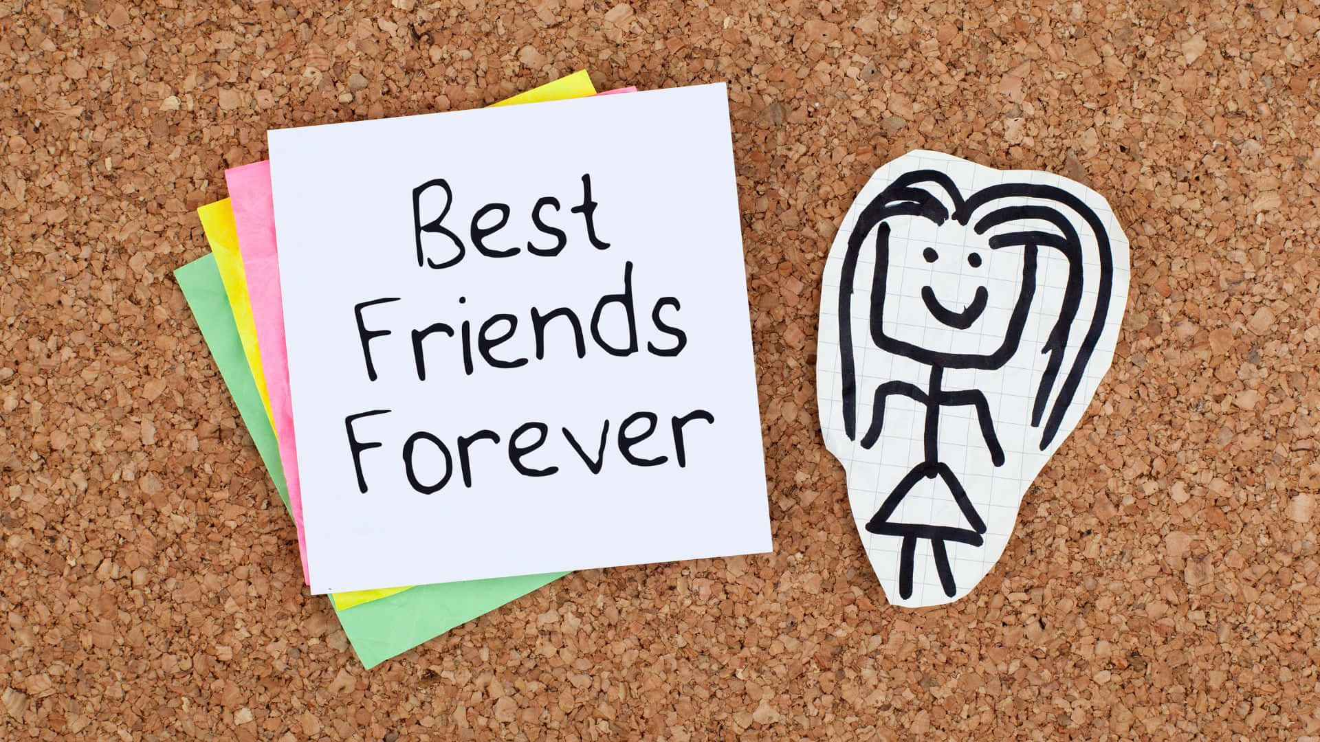 Best Friend 桌布 壁紙 — 一塊軟木板上，一張手寫的「永遠的好朋友」便條旁邊，有一幅小孩的線條人畫。