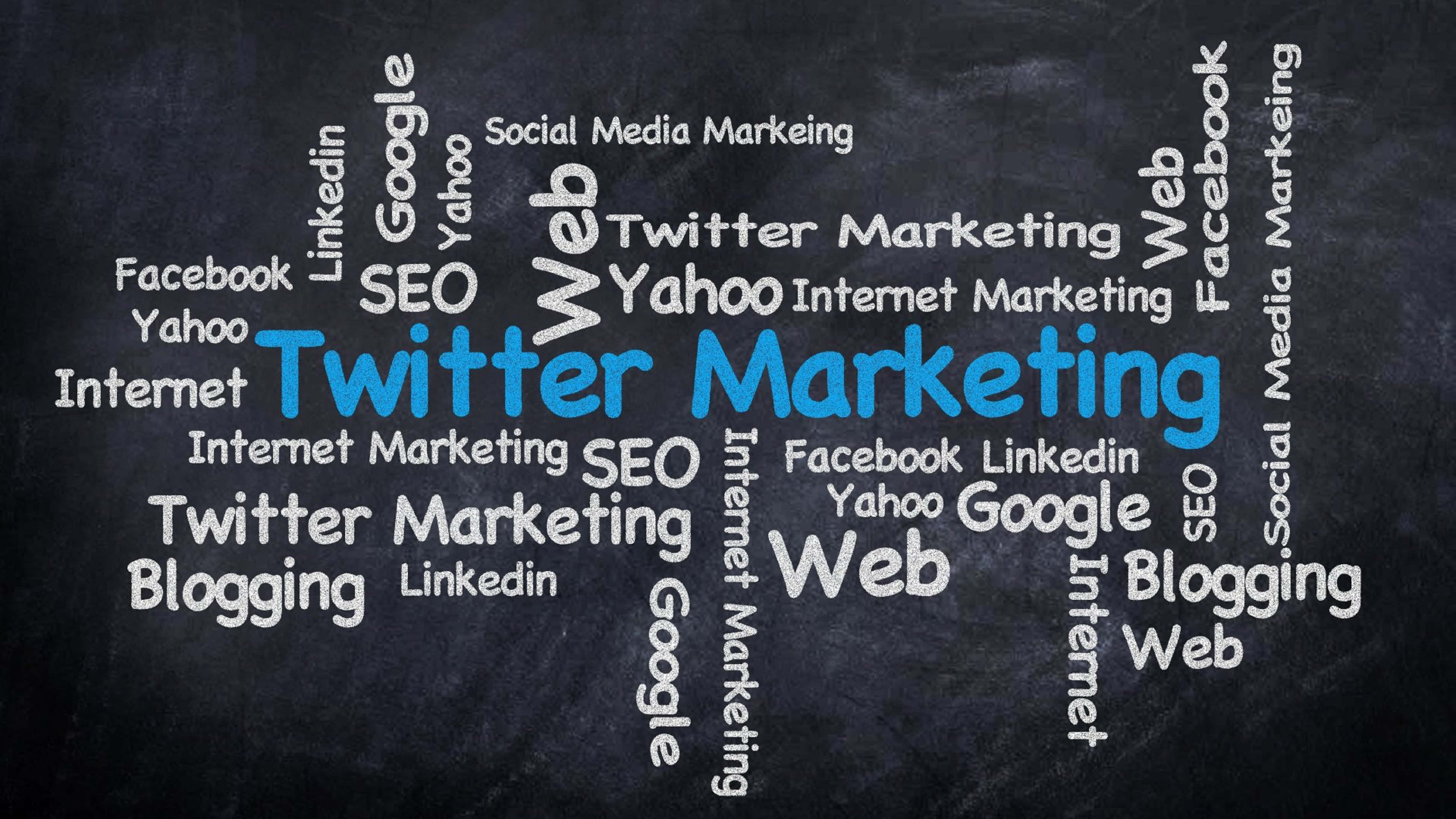 4K Social Media 桌布 壁紙 — 一塊黑板，上面充滿白色和藍色的文字，例如 Twitter Marketing SEO 和 Web，形成一個數碼營銷詞雲。