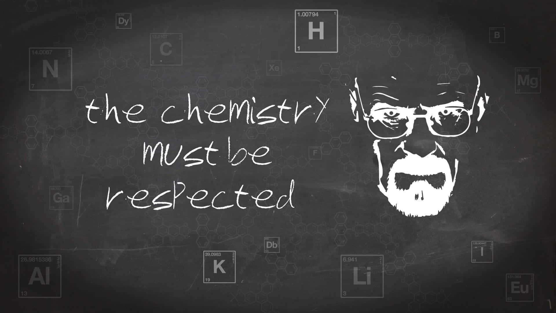 Chemistry 桌布 壁紙 — 一塊黑板顯示了短語「the chemistry must be respected」，旁邊是沃爾特·懷特的白色剪影，周圍環繞著元素週期表元素。