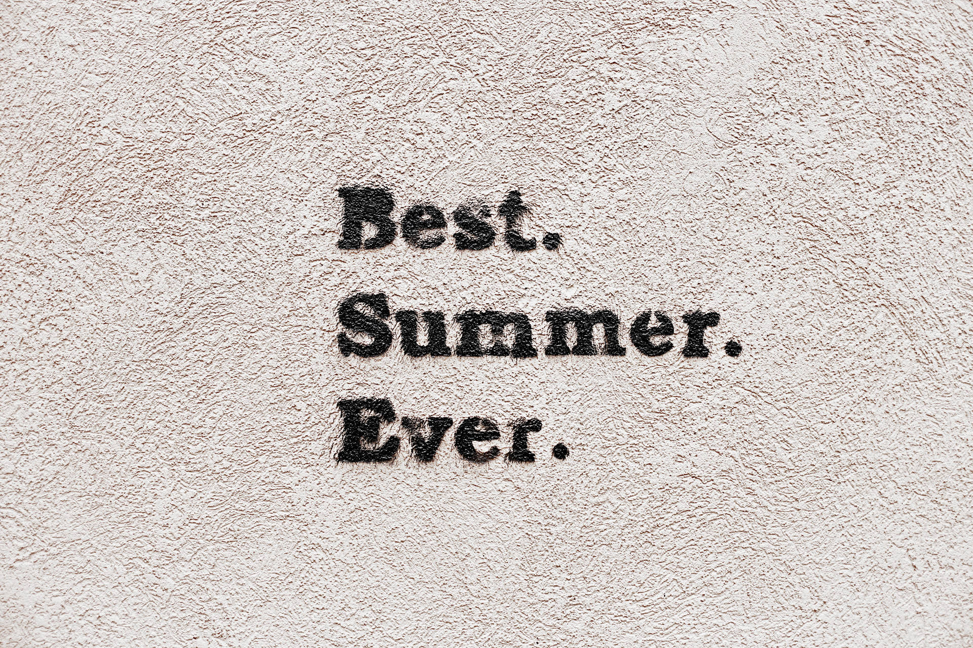 在紋理米色牆壁上寫著 Best Summer Ever 的文字。