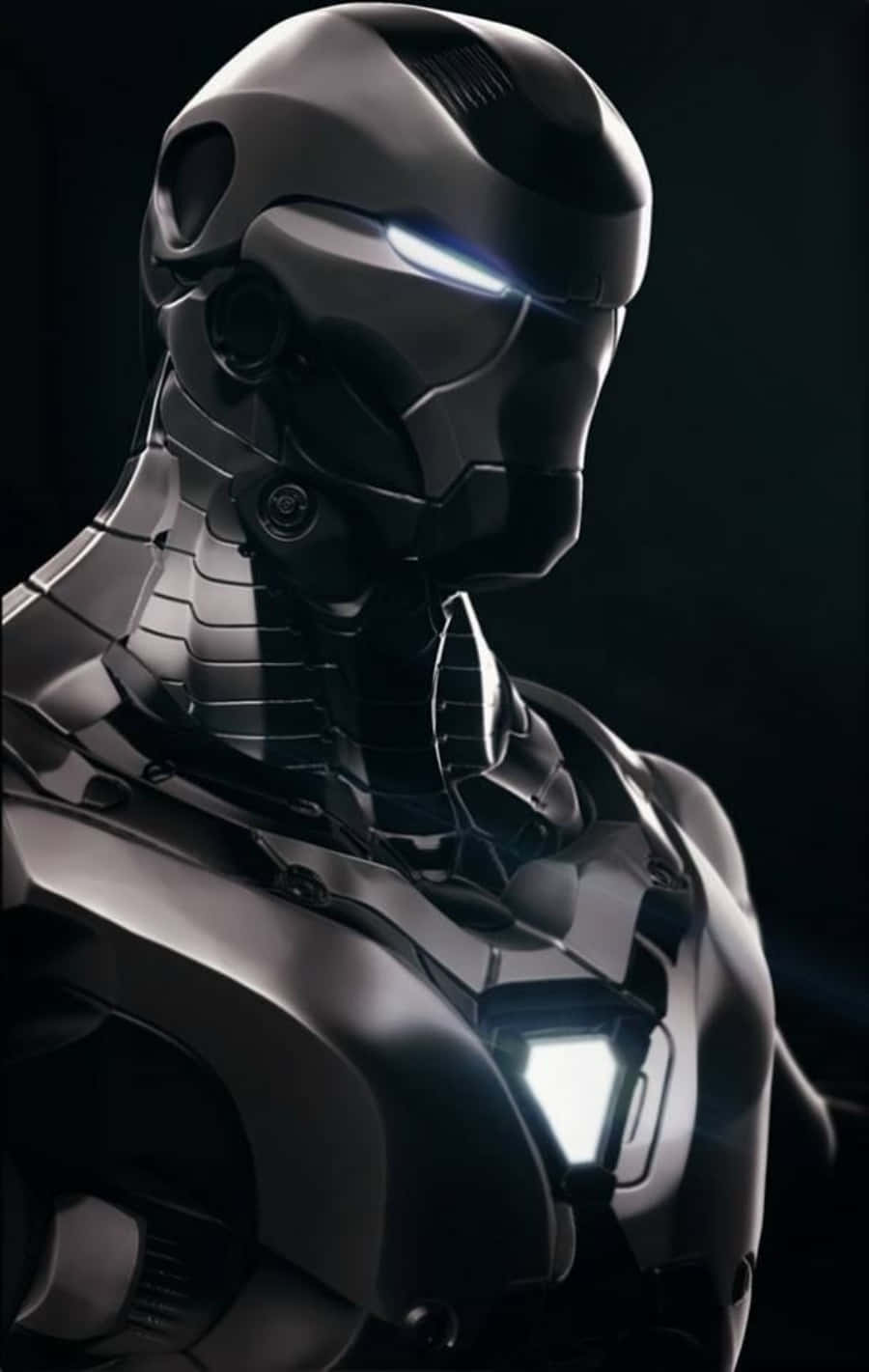 Vibranium Suit 桌布 壁紙 — 一套時尚的銀色裝甲服，帶有發光的藍色眼睛和胸部燈光，站在黑暗的陰影中。