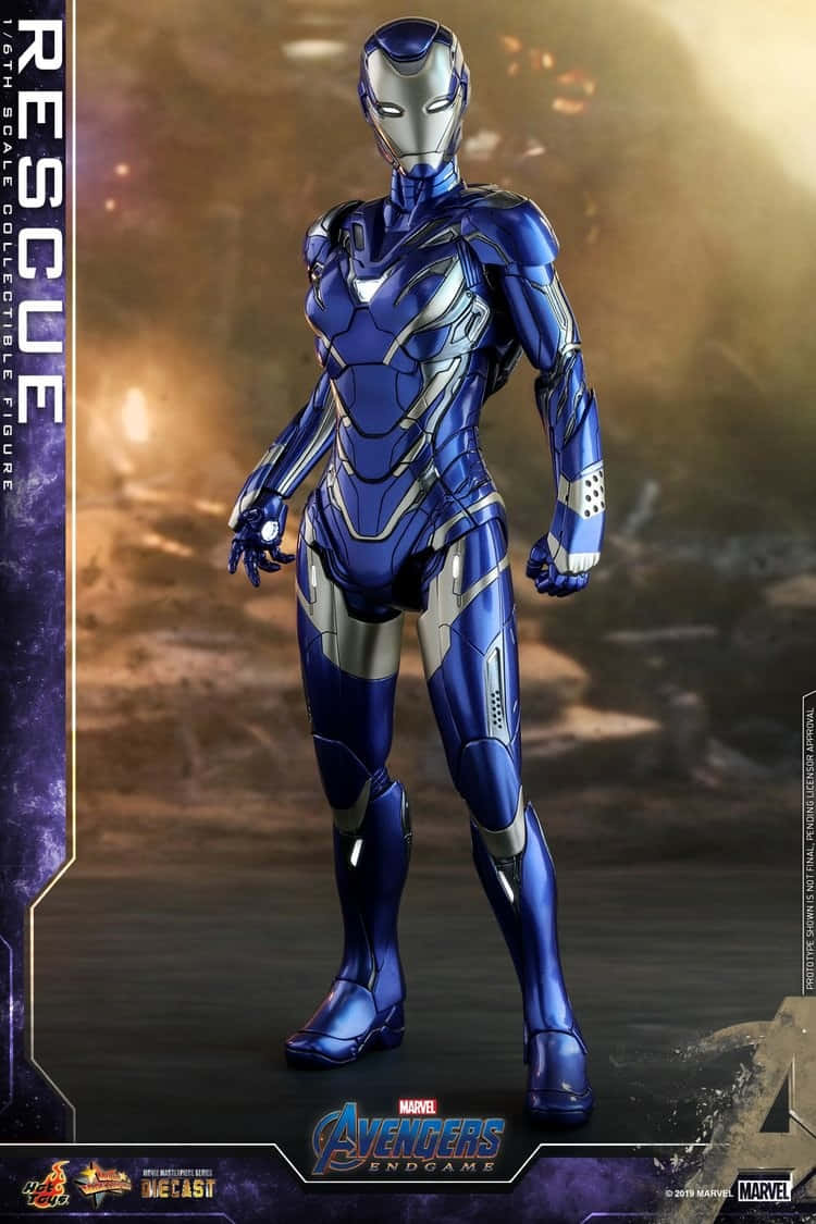 Pepper Potts 桌布 壁紙 — 一套細節豐富的藍銀色鐵甲奇俠裝甲套裝在煙霧彌漫的戰場背景下蓄勢待發。