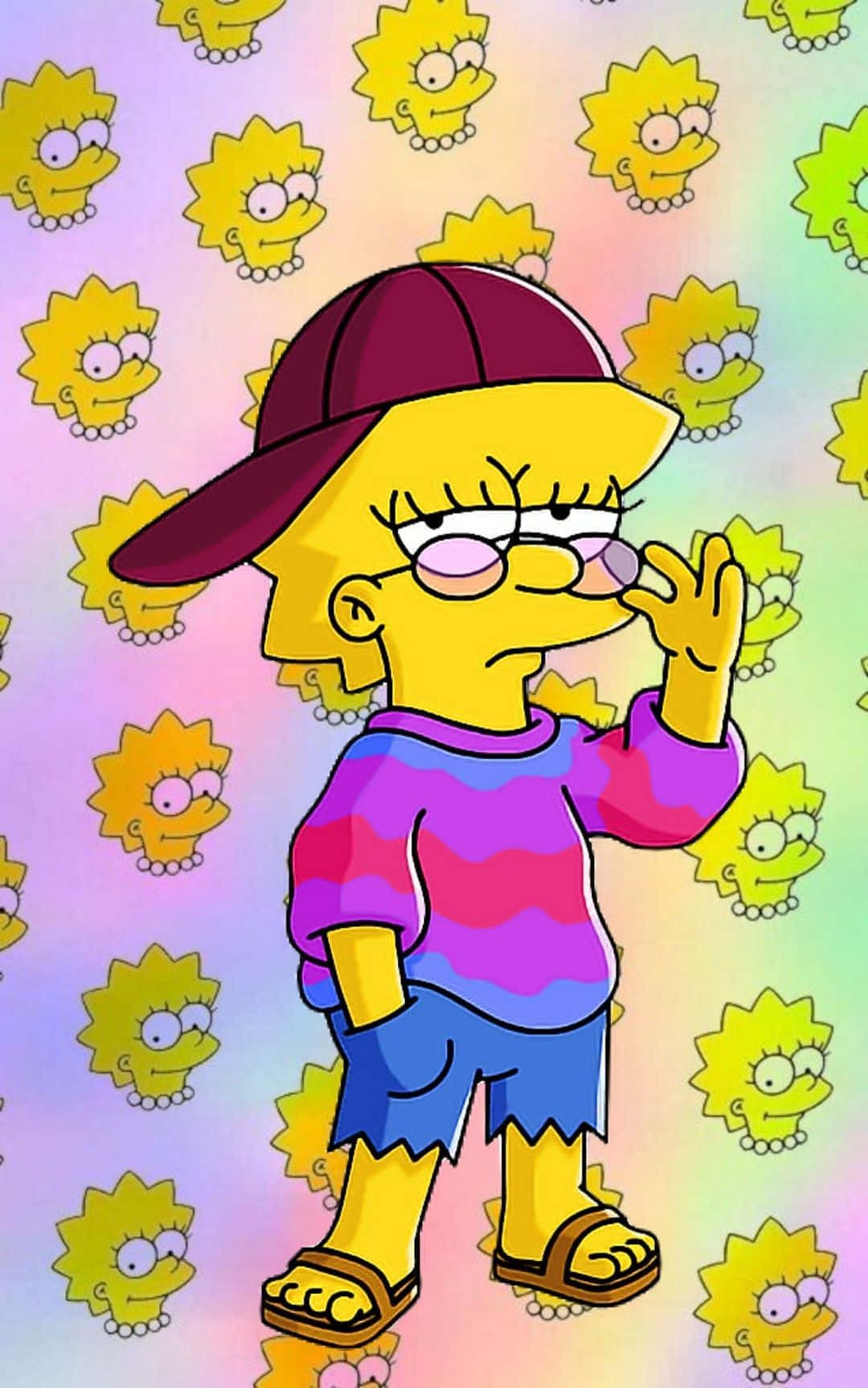 Lisa Simpson 戴著眼鏡和帽子，站在彩虹背景上重複的臉部圖案前。