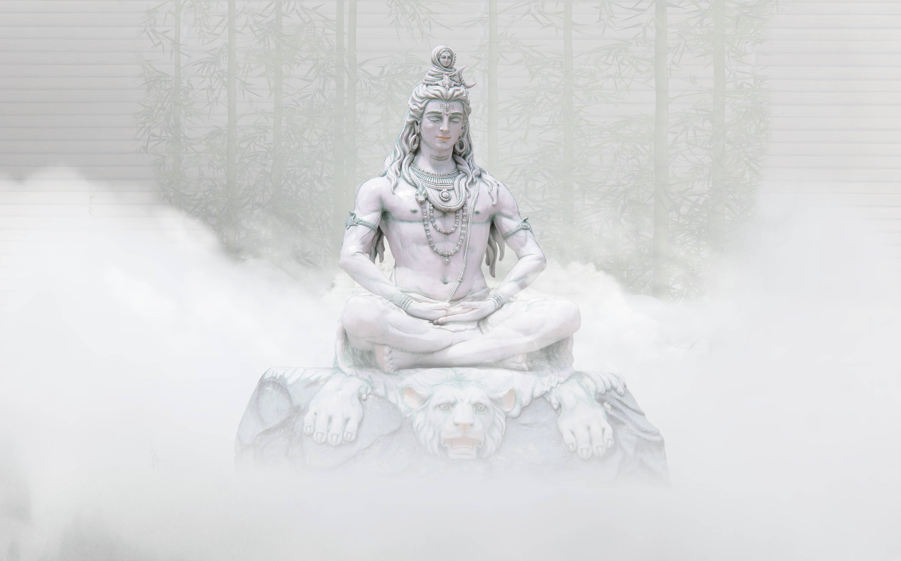 Lord Shiva 桌布 壁紙 — 一尊寧靜的白色石雕濕婆神在霧氣瀰漫的竹林中的獅子上冥想。
