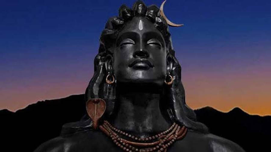 bholenath 3d 桌布 壁紙 — 一尊寧靜的黑色石雕濕婆神像，頭戴新月冠冕，頸掛眼鏡蛇項鍊，背景是暮色天空。
