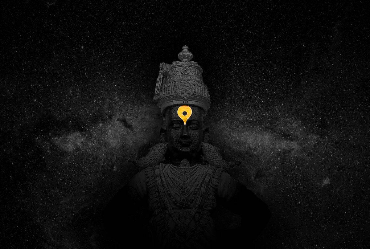 Buddha 桌布 壁紙 — 一尊深色神祇雕像，頭戴精緻皇冠，佩戴珠寶，站在繁星宇宙背景前，額頭上有發光的黃色別針。
