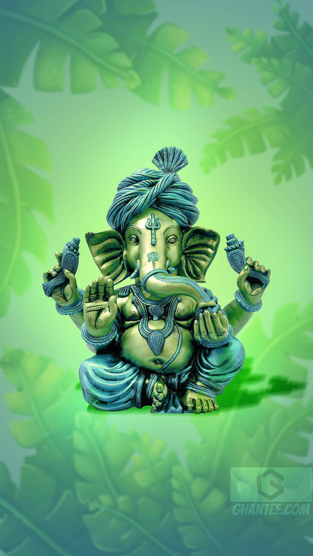 hindu iPhone 桌布 壁紙 — 一尊詳細的象頭神像寧靜地坐在柔和的綠色樹葉背景前，帶有發光的高光。