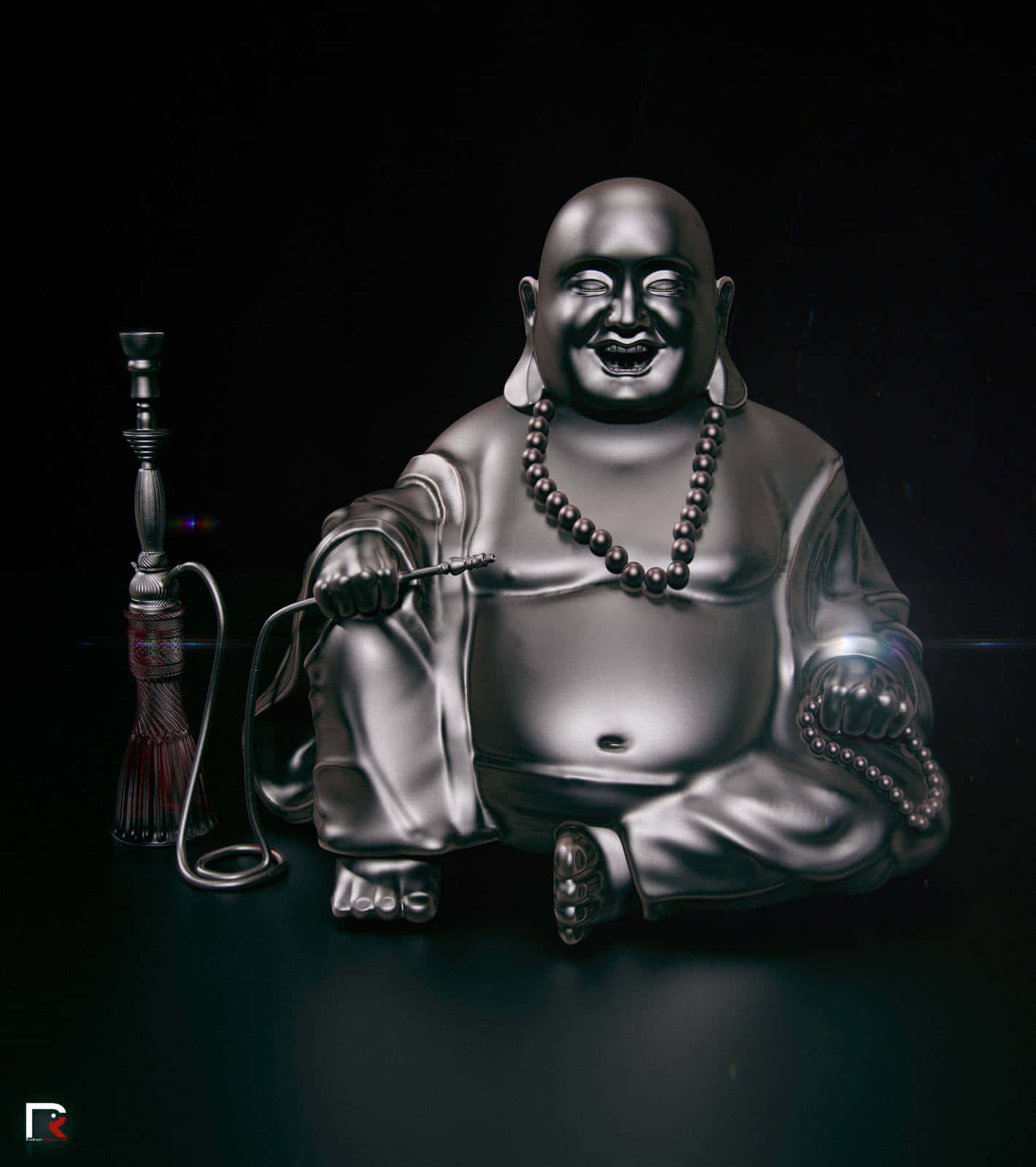 笑緊 桌布 壁紙 — 一尊閃亮的金屬佛像盤腿而坐，手持水煙壺，背景昏暗，燈光效果戲劇性。