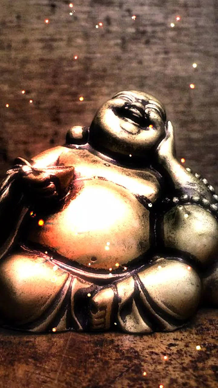 Statue Aesthetic 桌布 壁紙 — 一尊閃亮的青銅笑佛雕像，寧靜地坐在有紋理的磚牆前，牆上掛著閃爍的仙女燈。