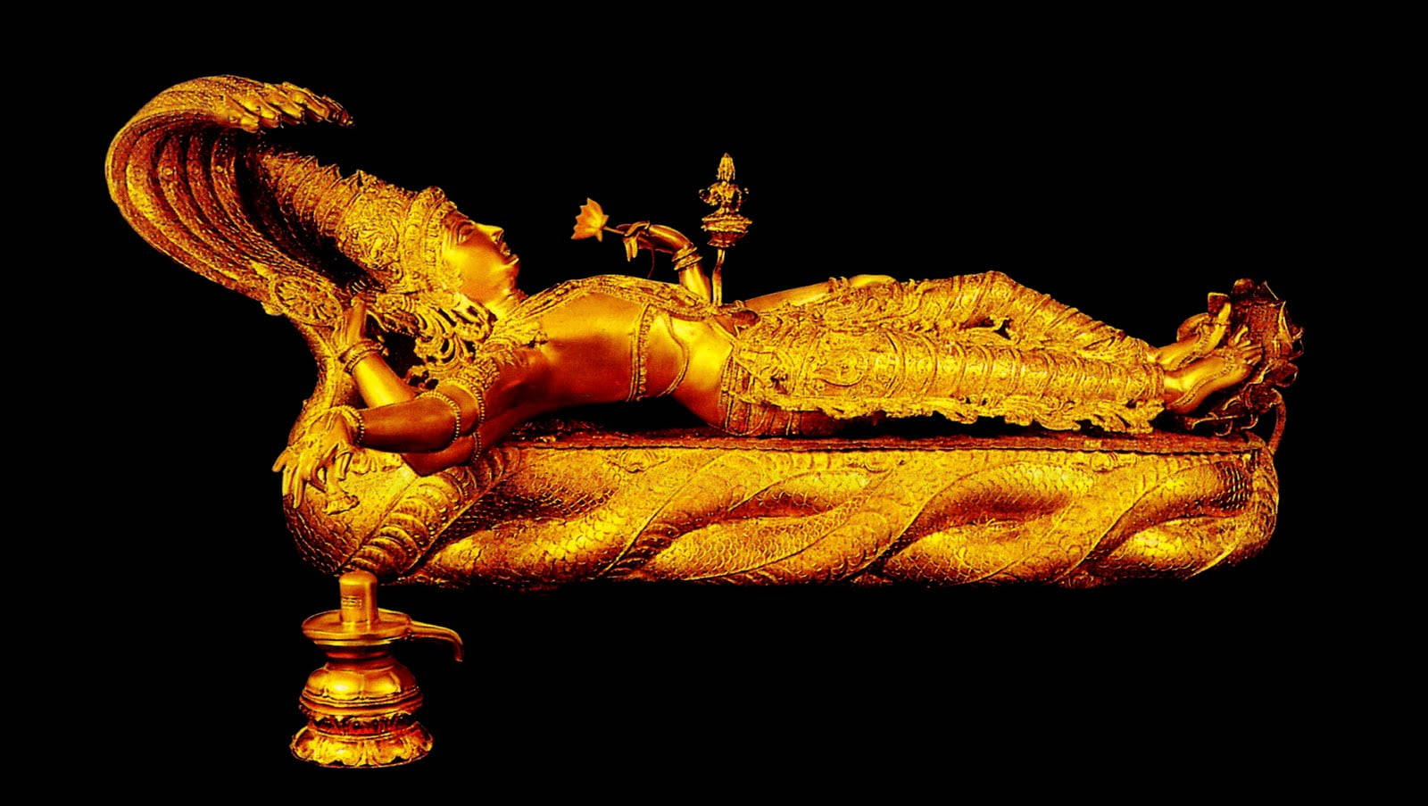 Vishnu 桌布 壁紙 — 一尊閃耀金色、飾有精緻細節的臥佛雕像，在純黑背景前寧靜地安躺。