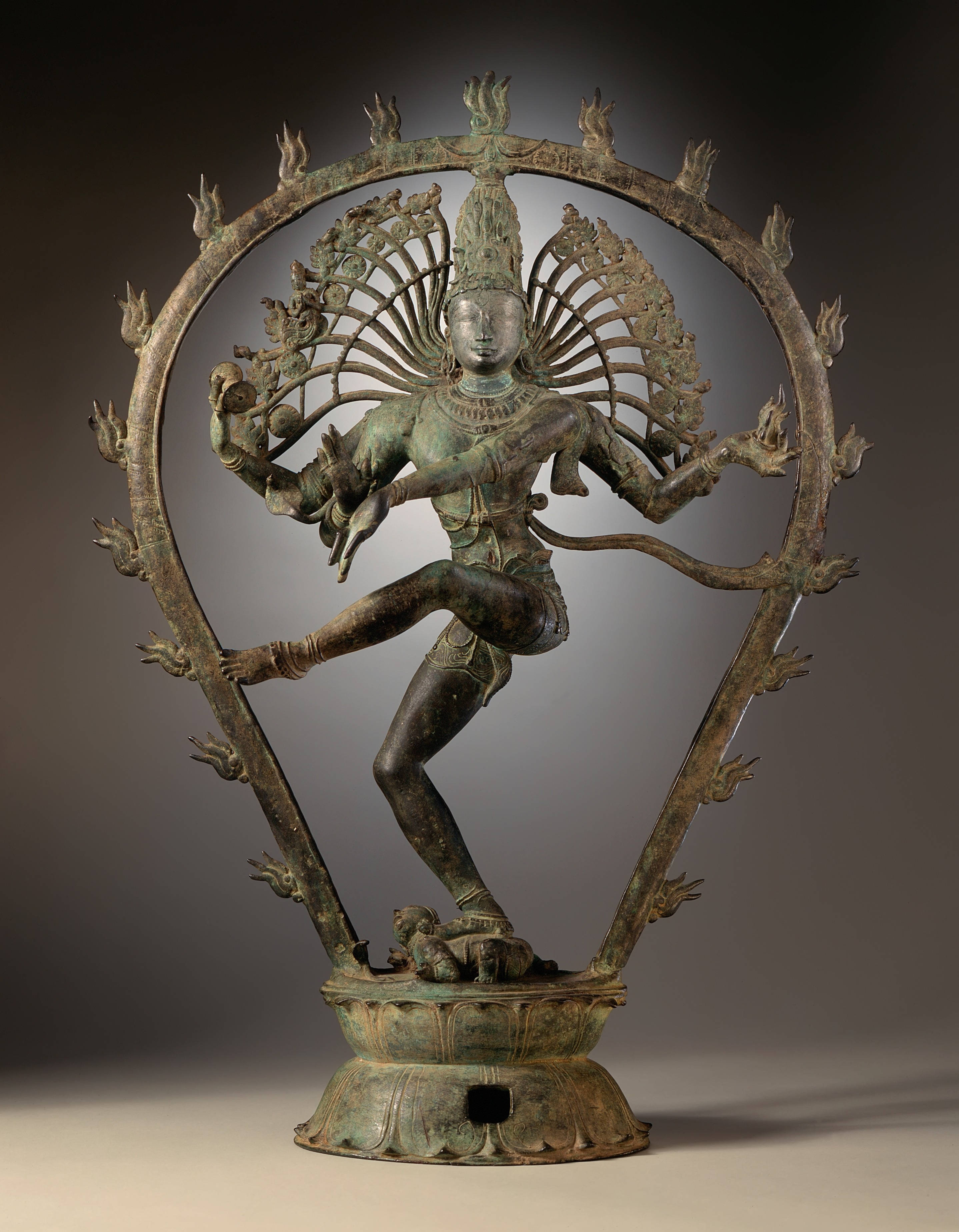 Lord Shiva 桌布 壁紙 — 一尊青銅濕婆神像，宇宙舞者，帶火焰光環和多臂，動態姿勢。
