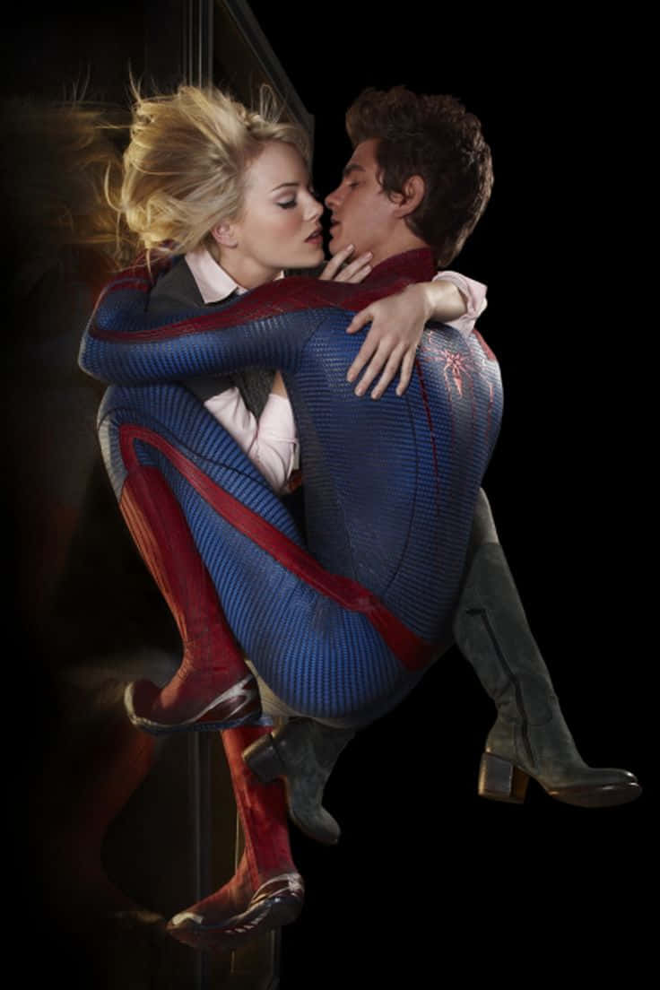Gwen Stacy 桌布 壁紙 — 一對充滿動感的超級英雄情侶，身穿藍色和紅色緊身衣，在黑暗背景中激情接吻，頭髮因動作而模糊。