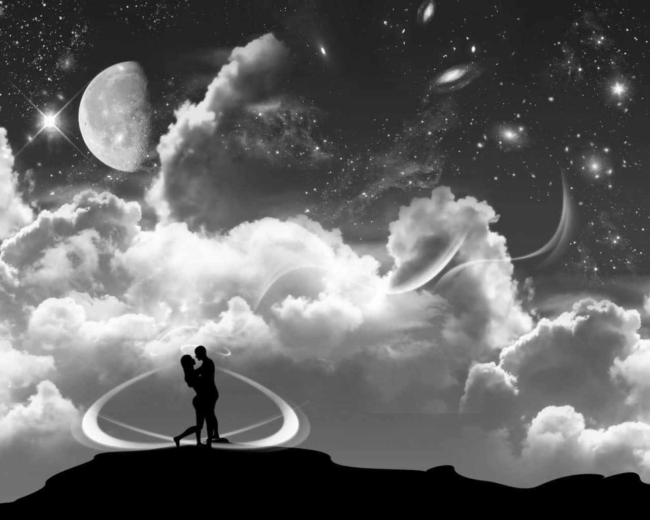 Lovers 桌布 壁紙 — 一對剪影情侶在懸崖頂上擁抱，背景是充滿星星、星系和天體的宇宙天空。