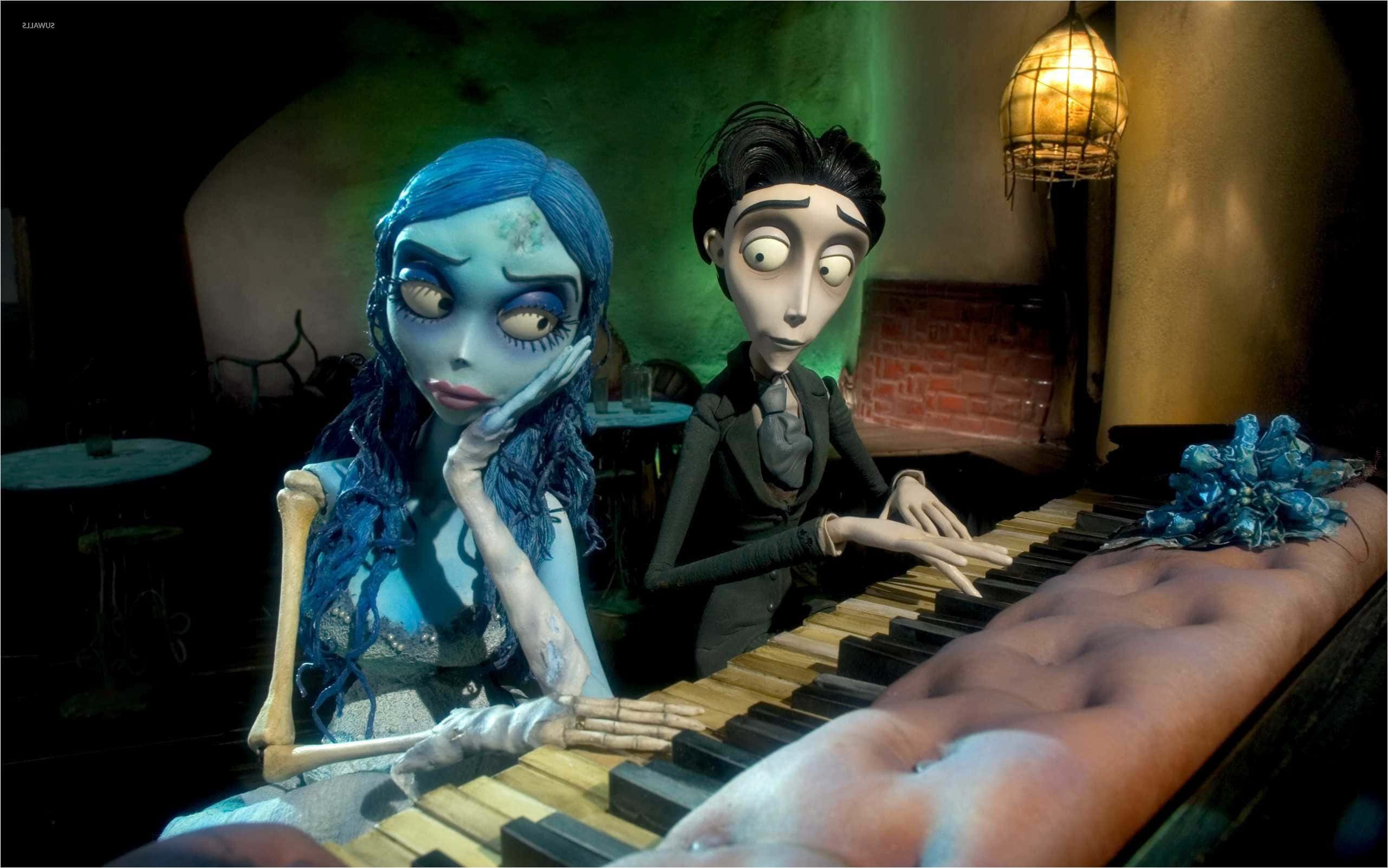 corpse bride 桌布 壁紙 — 一對哥德式動畫情侶，擁有藍色皮膚和骷髏手，在燈光昏暗的房間裏的鋼琴前分享親密時刻。