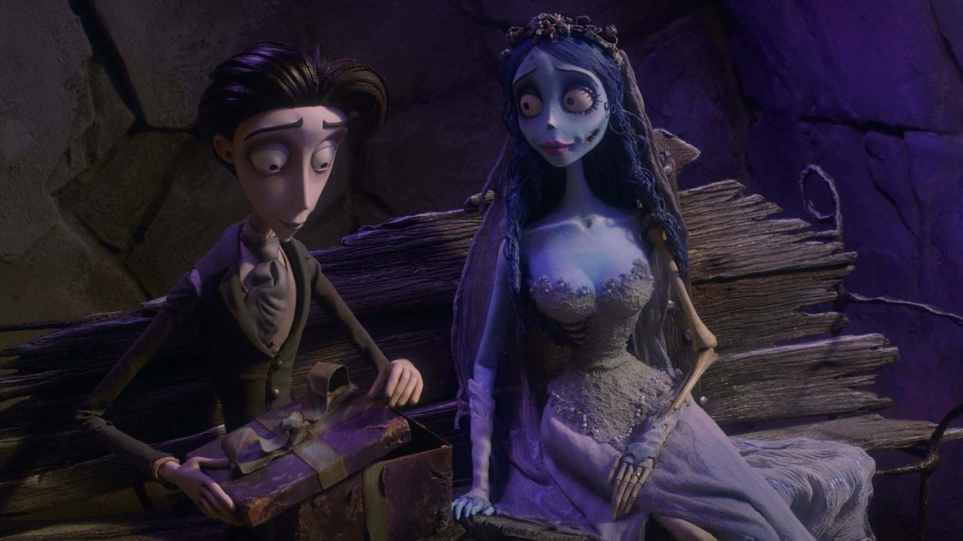 corpse bride 桌布 壁紙 — 一對哥德式動畫情侶坐在一個光線昏暗、帶有詭異紫色燈光的石砌地窖中的一張風化長椅上。