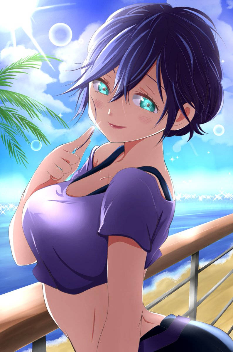 穿著紫色上衣的動漫女孩在海灘欄杆上微笑，背景有棕櫚樹和大海。