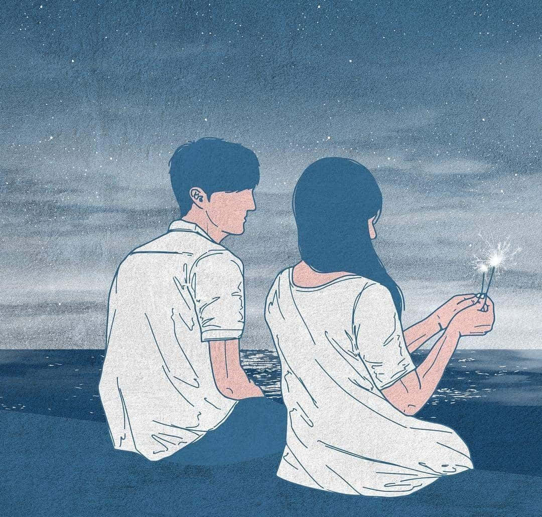 Cute Anime Couple 桌布 壁紙 — 一對情侶並肩坐在夜晚的海灘上，凝視著星空，女子手持點燃的煙花棒。