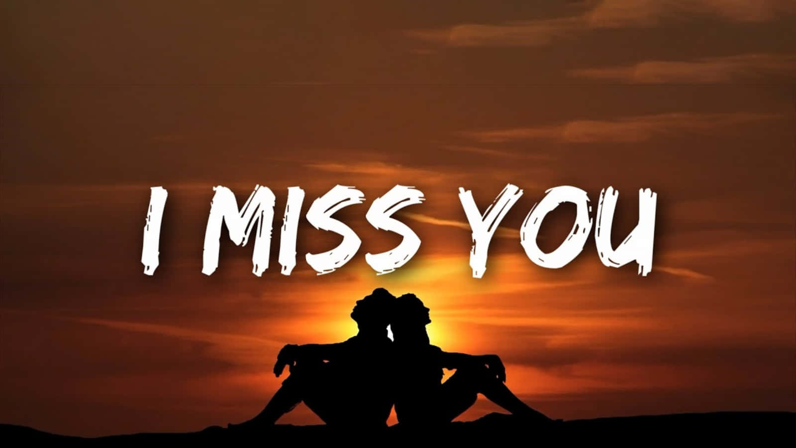 I Miss You 桌布 壁紙 — 一對情侶以剪影姿態在熾熱的夕陽天空下擁抱，並有粗體白色文字寫著 I MISS YOU。