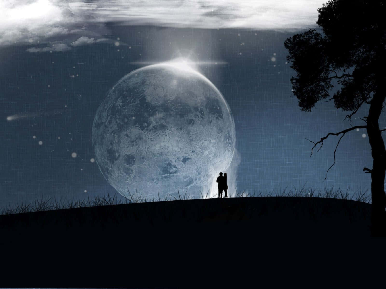 月光 桌布 壁紙 — 一對情侶以剪影站在山丘上，背景是巨大的發光月亮、星星和旁邊的一棵樹。